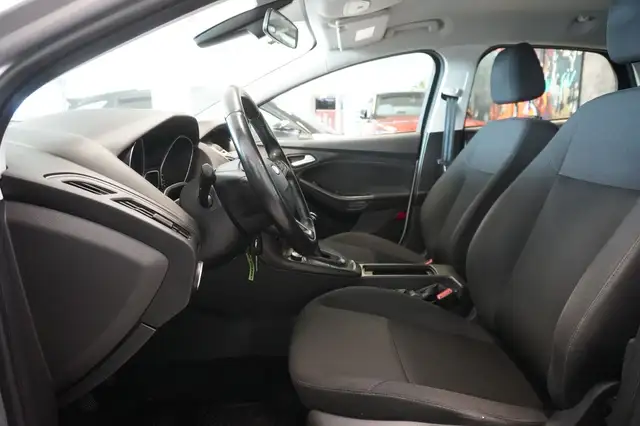 Ford Focus view 8