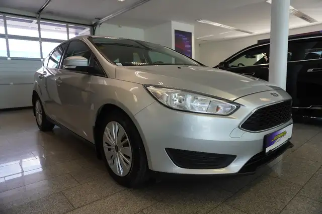 Ford Focus view 3