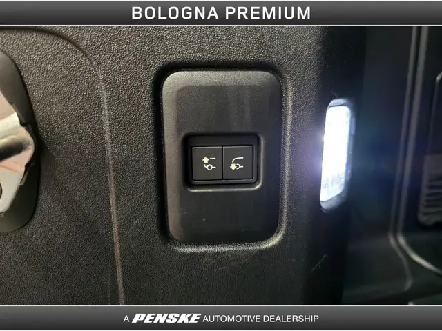 Land Rover Defender 110 view 11