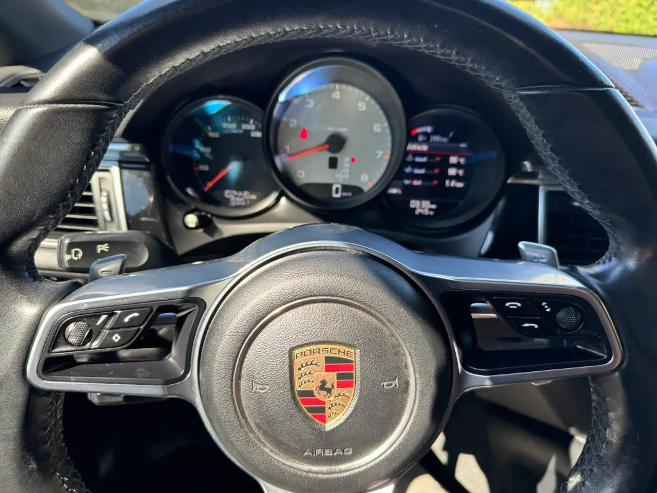 Porsche Macan снимка Porsche Macan
