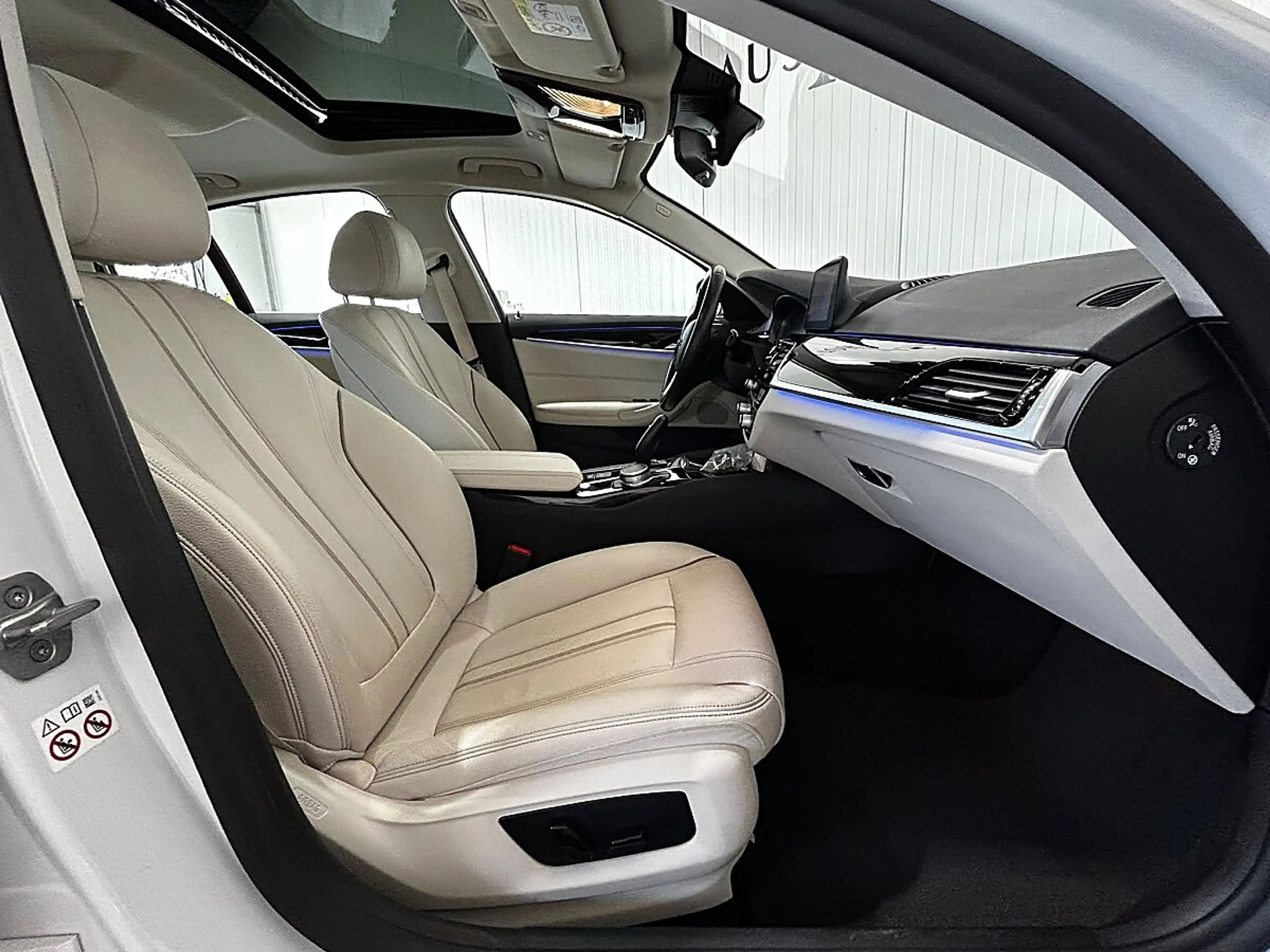 BMW 518 d Aut.//SCHIEBEDACH//HEAD-UP//360°-KAMERA//AMBI... — photo 15