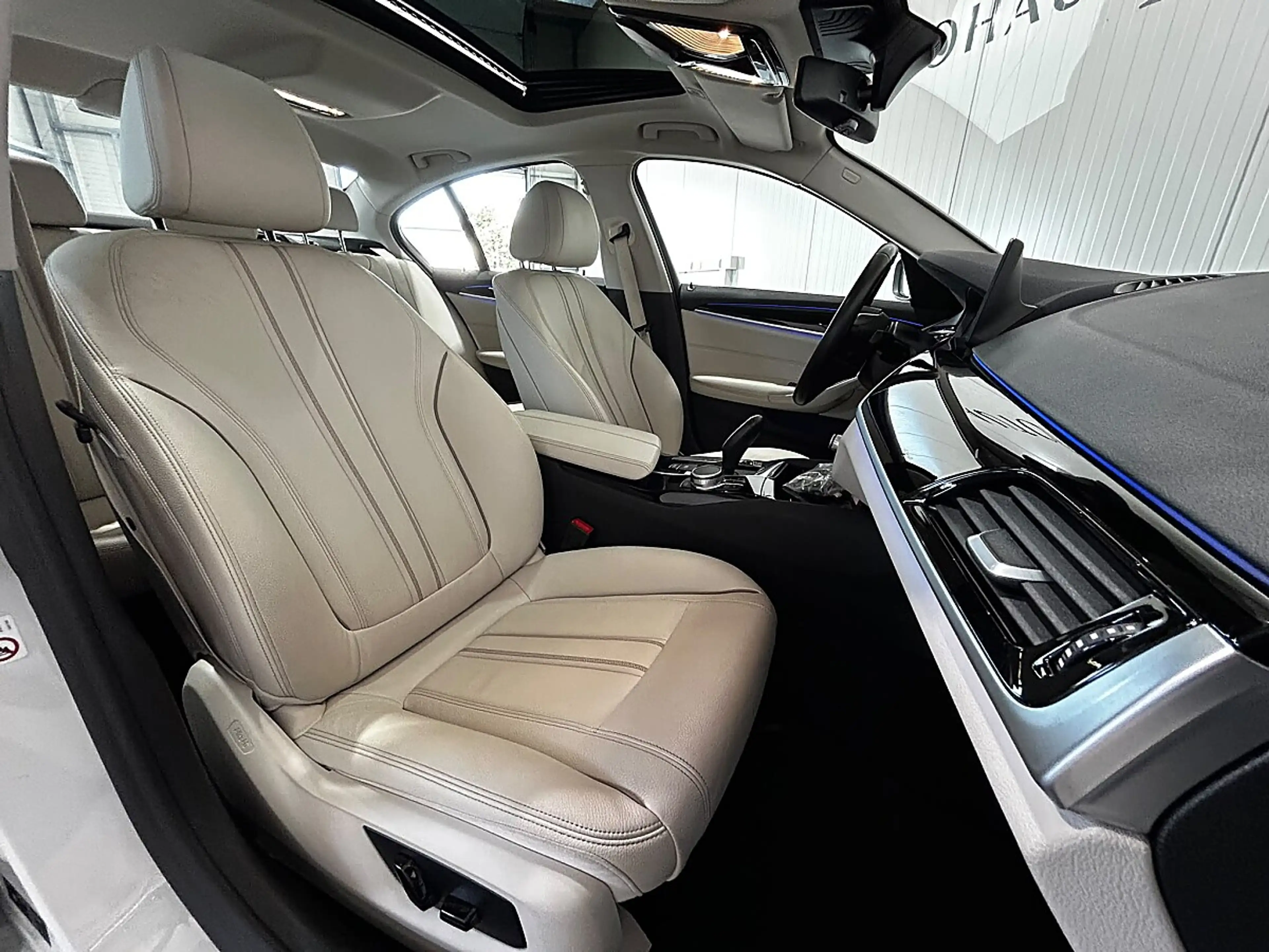 BMW 518 d Aut.//SCHIEBEDACH//HEAD-UP//360°-KAMERA//AMBI... — photo 14
