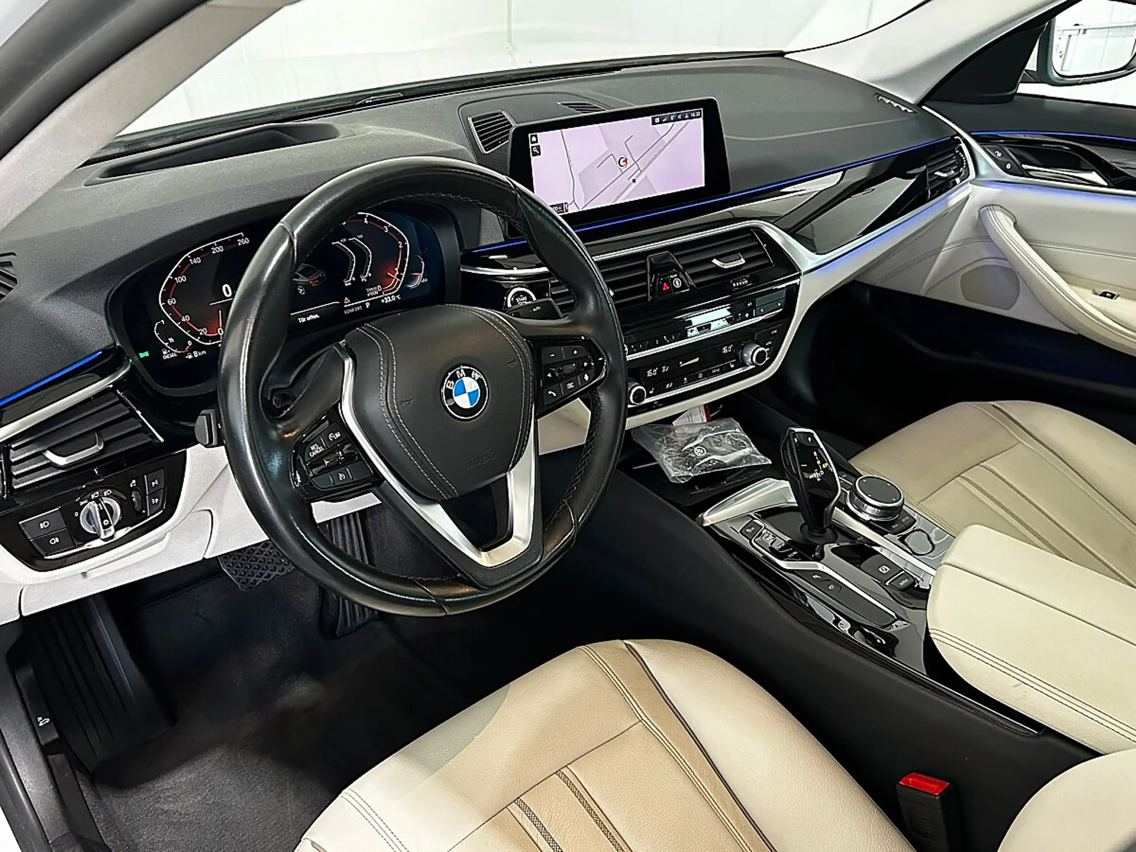 BMW 518 d Aut.//SCHIEBEDACH//HEAD-UP//360°-KAMERA//AMBI... — photo 11