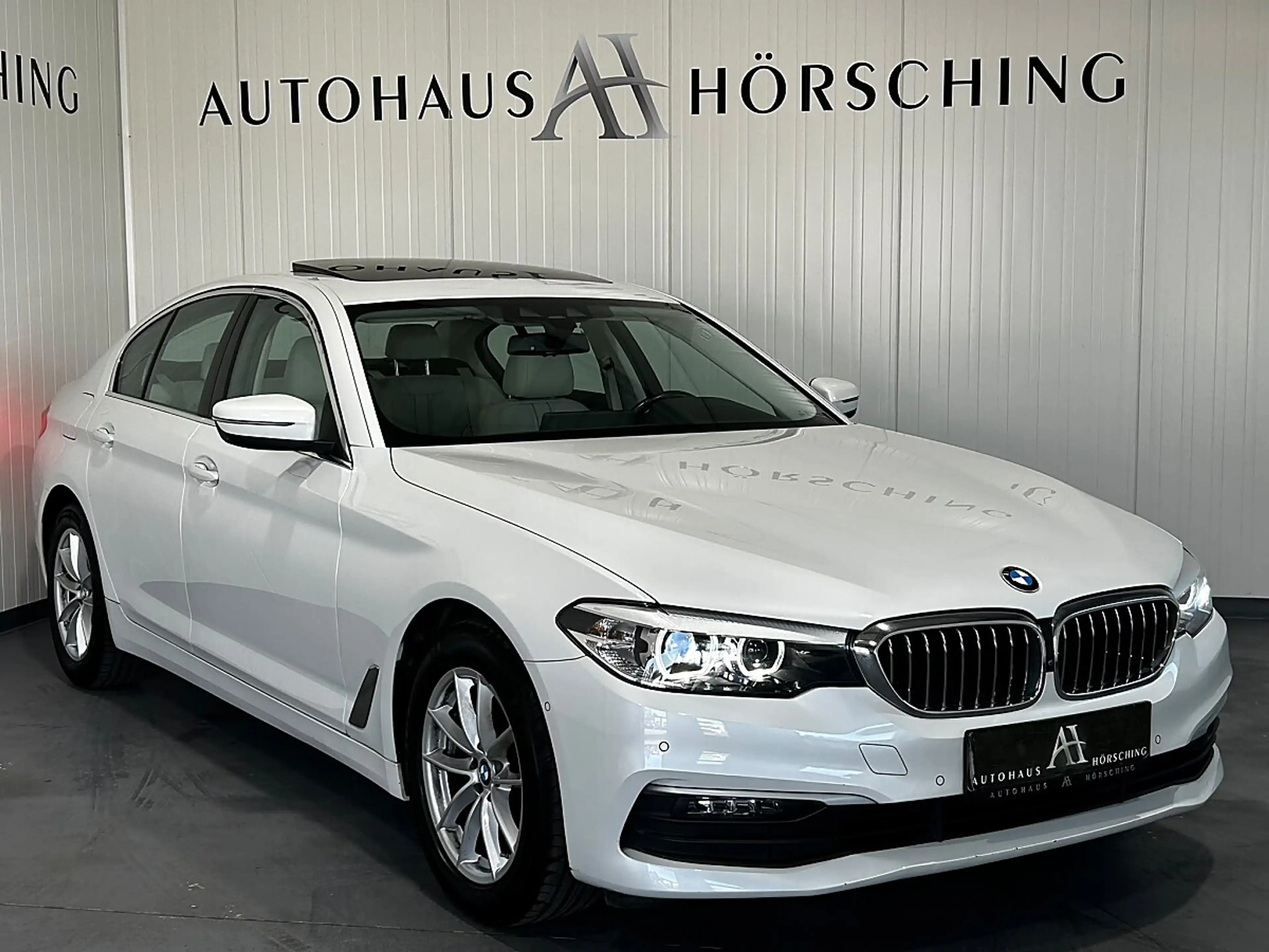 BMW 518 d Aut.//SCHIEBEDACH//HEAD-UP//360°-KAMERA//AMBI...