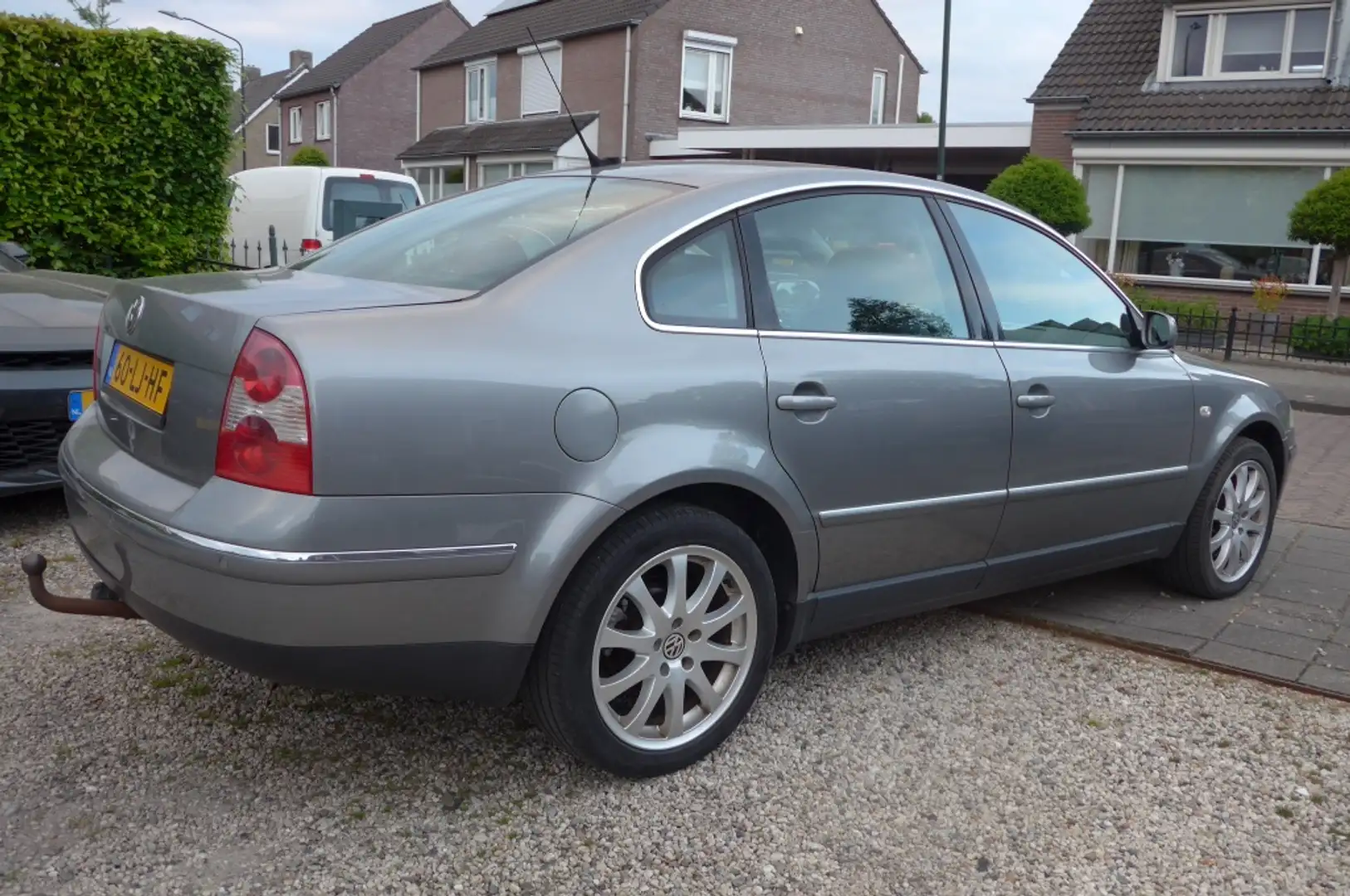 Volkswagen Passat 2.3 V5 Highline Gris - 2