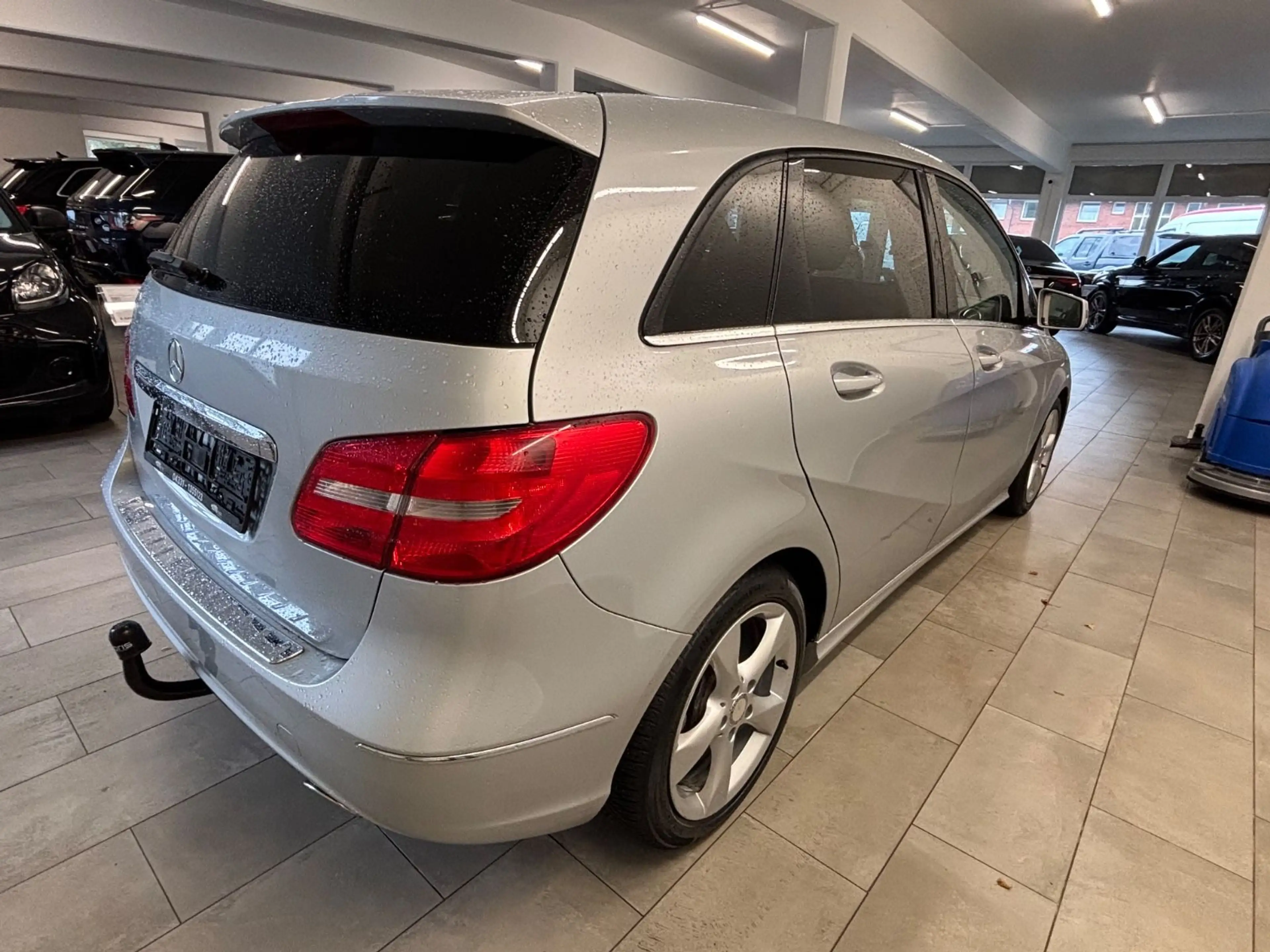 Mercedes-Benz B 180 CDI *Automatik *AHK *Neue Allwetterreifen — photo 2