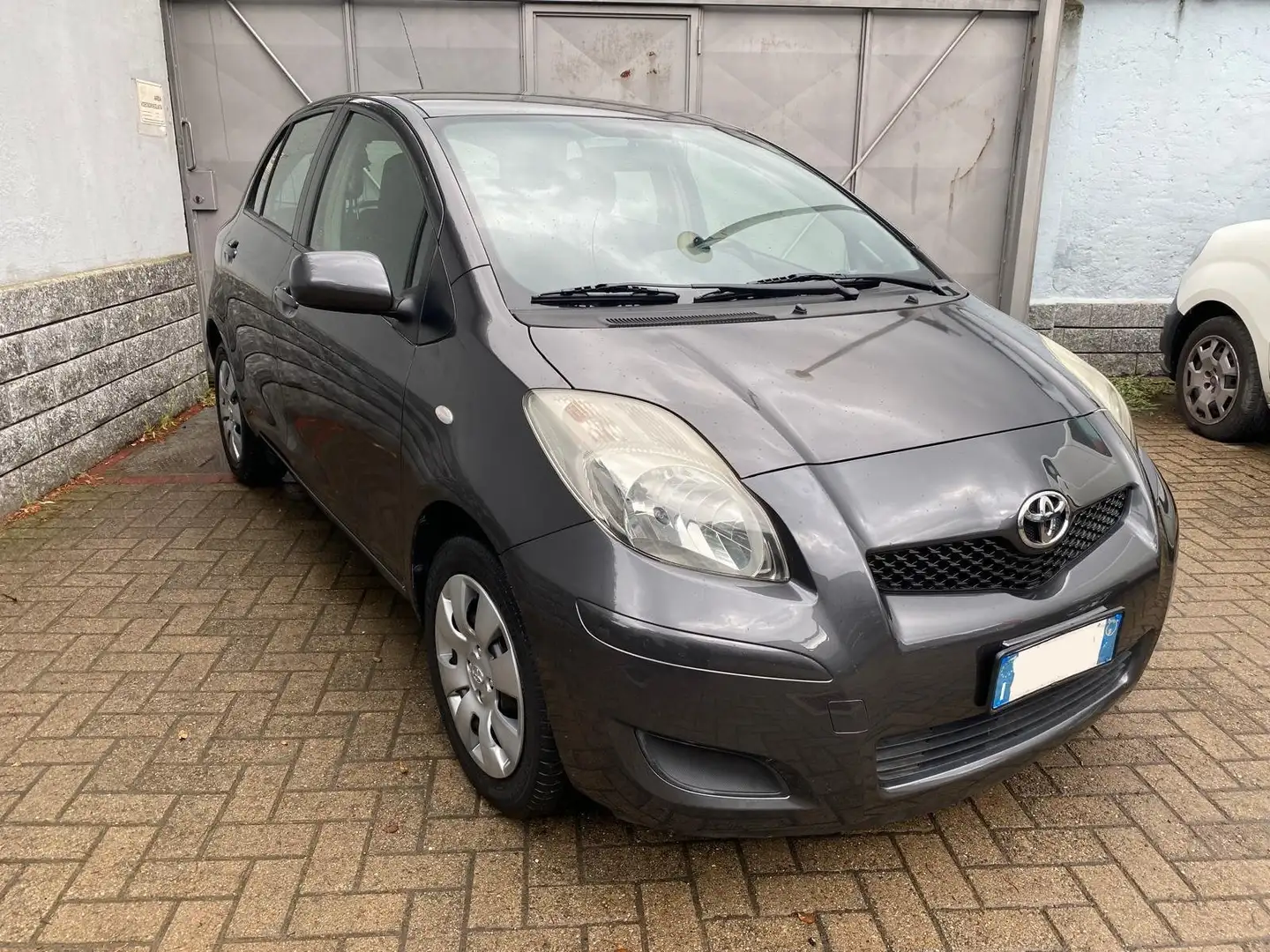 Toyota Yaris 5p 1.0 *OK NEOPATENTATI* Grigio - 2
