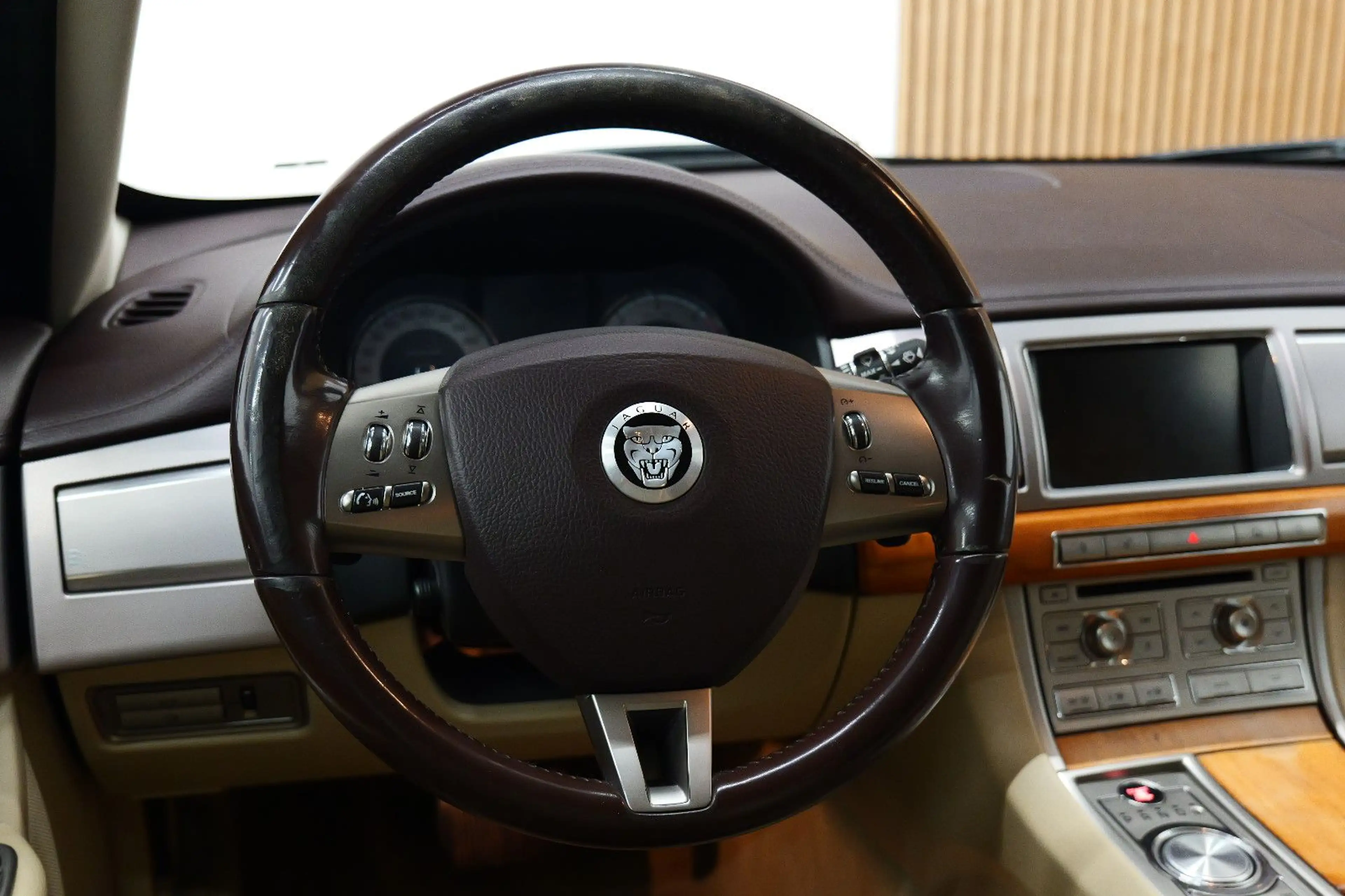 Jaguar XF 3.0 D V6 Luxury NAVI/KAM/TEMP/ZV/LM+TÜV 05.27 — photo 10