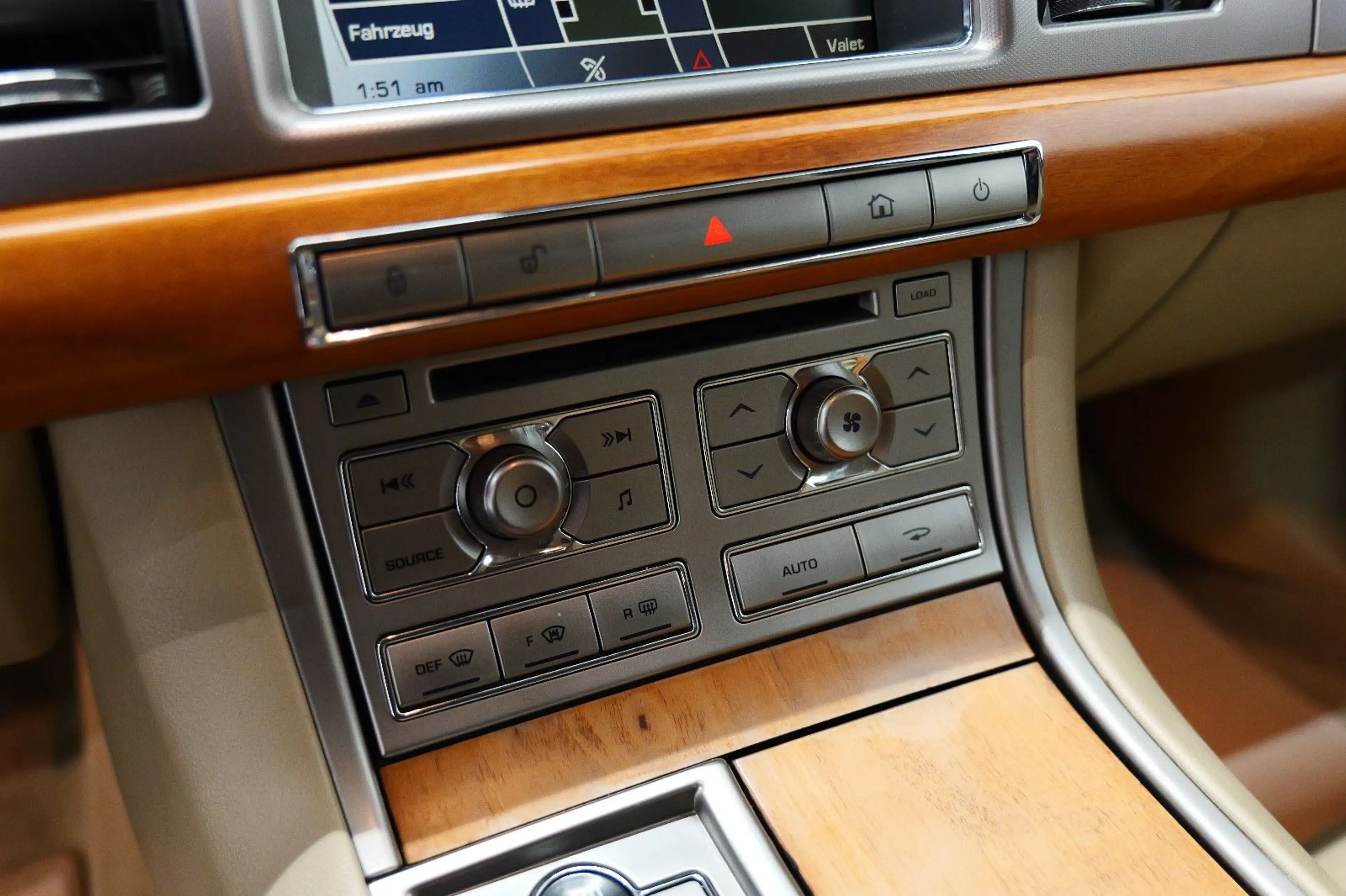 Jaguar XF 3.0 D V6 Luxury NAVI/KAM/TEMP/ZV/LM+TÜV 05.27 — photo 14