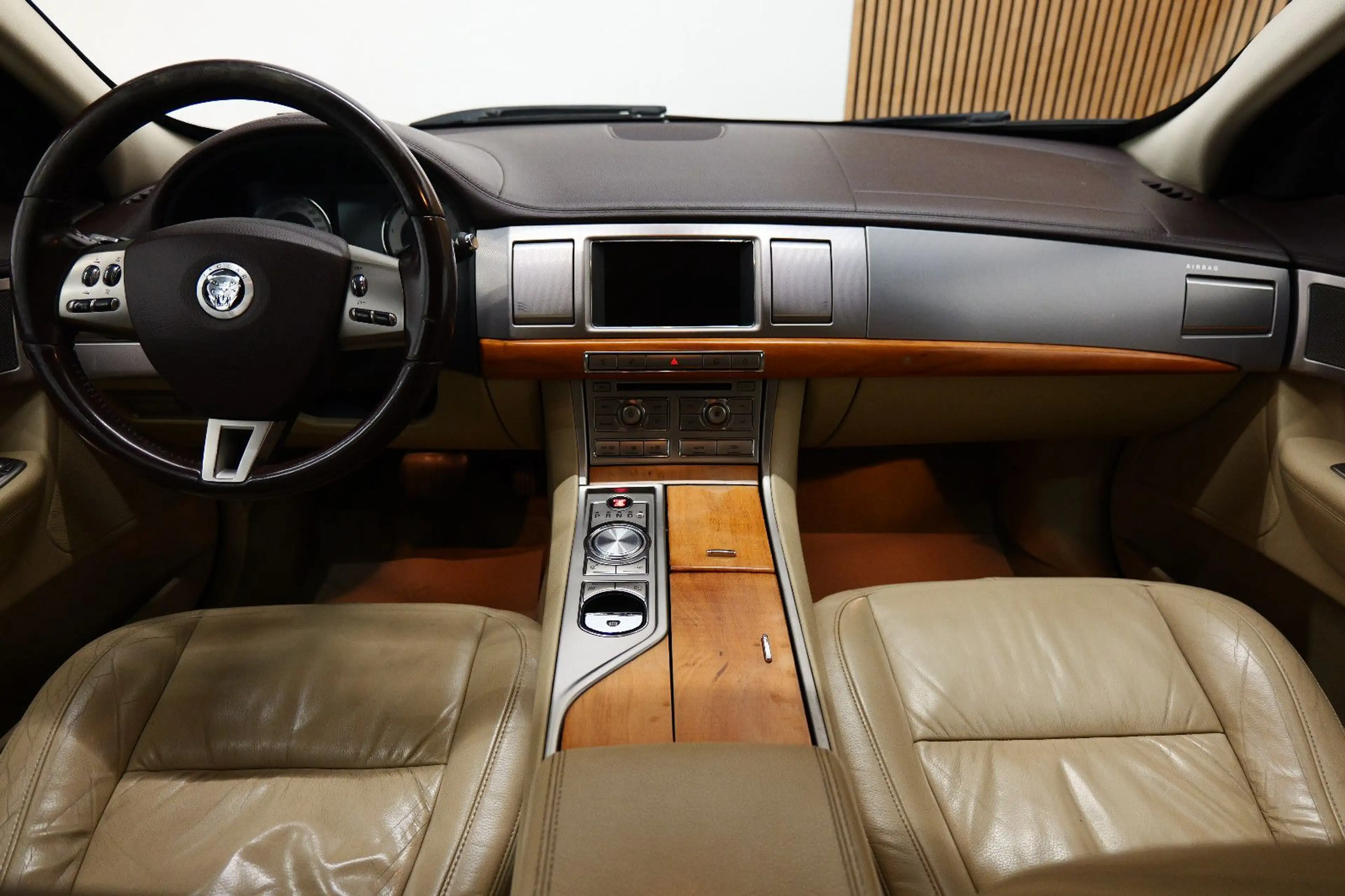 Jaguar XF 3.0 D V6 Luxury NAVI/KAM/TEMP/ZV/LM+TÜV 05.27 — photo 11