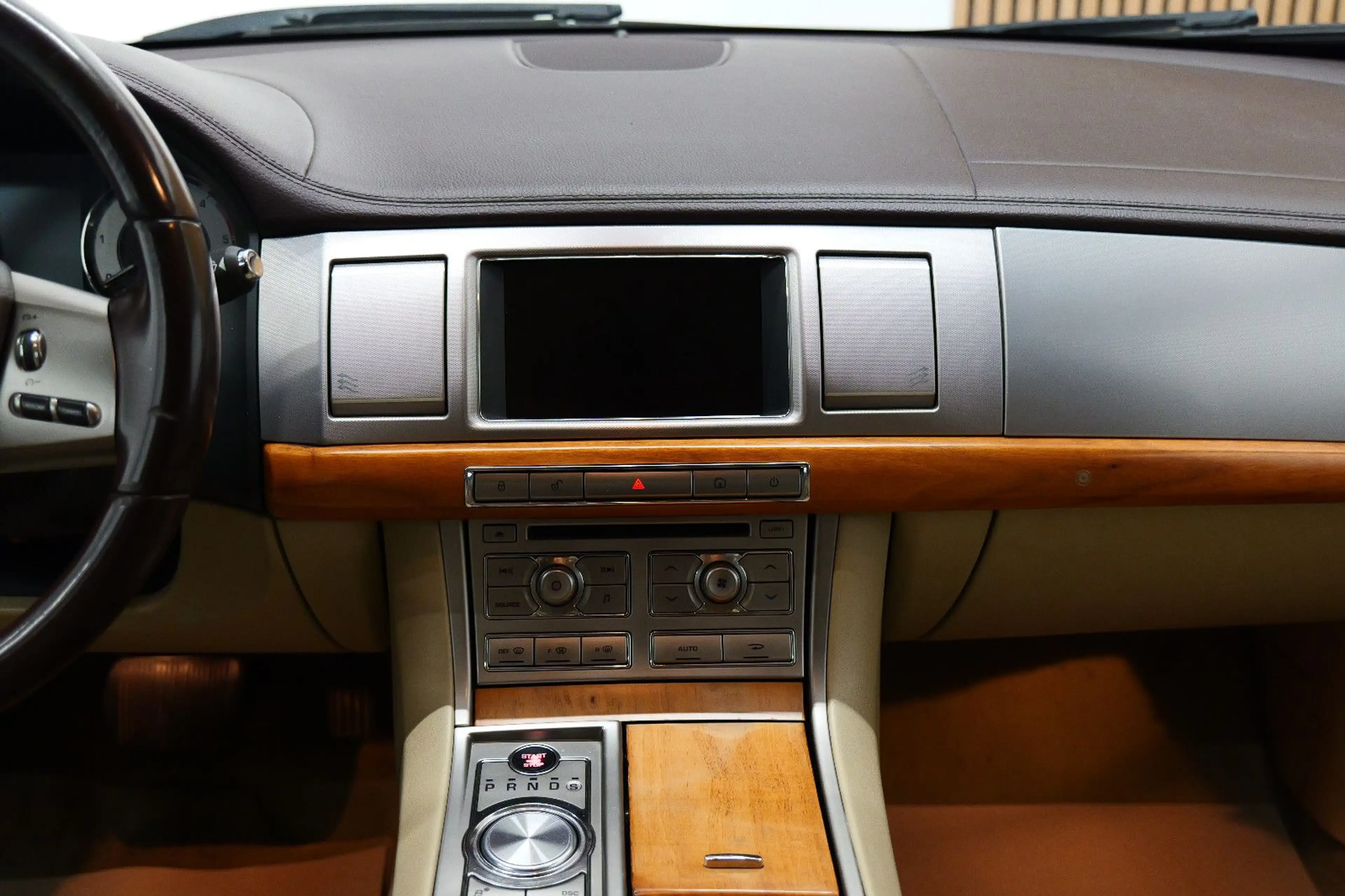 Jaguar XF 3.0 D V6 Luxury NAVI/KAM/TEMP/ZV/LM+TÜV 05.27 — photo 12
