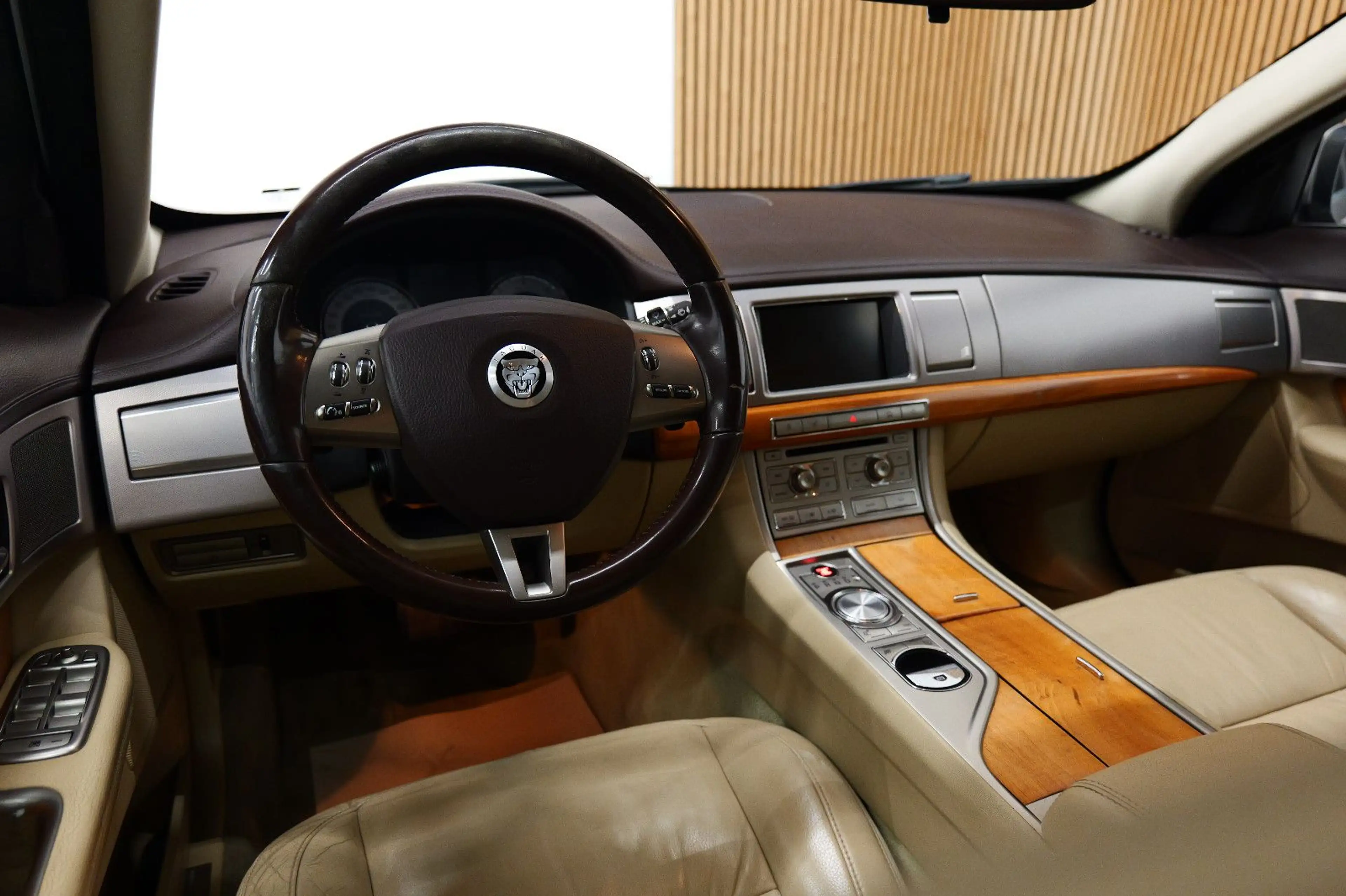 Jaguar XF 3.0 D V6 Luxury NAVI/KAM/TEMP/ZV/LM+TÜV 05.27 — photo 9