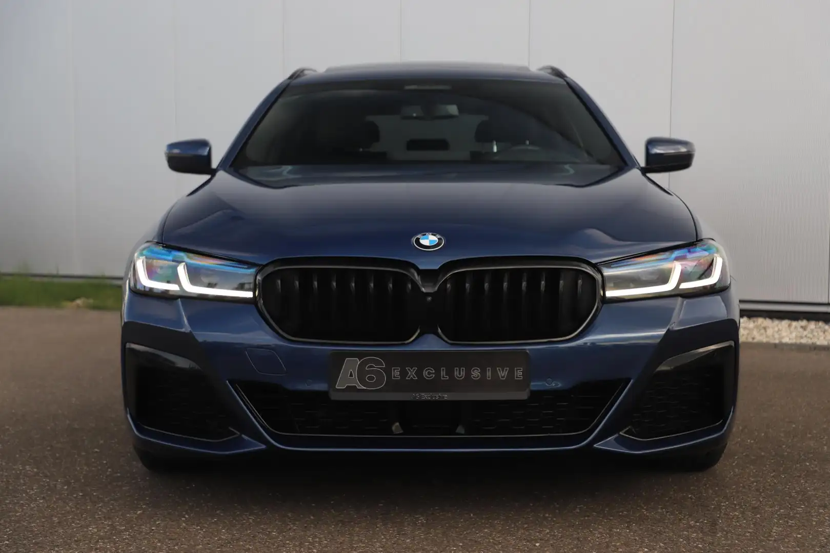 BMW 530 5-serie Touring 530i High Executive 252PK M Sport Blau - 2