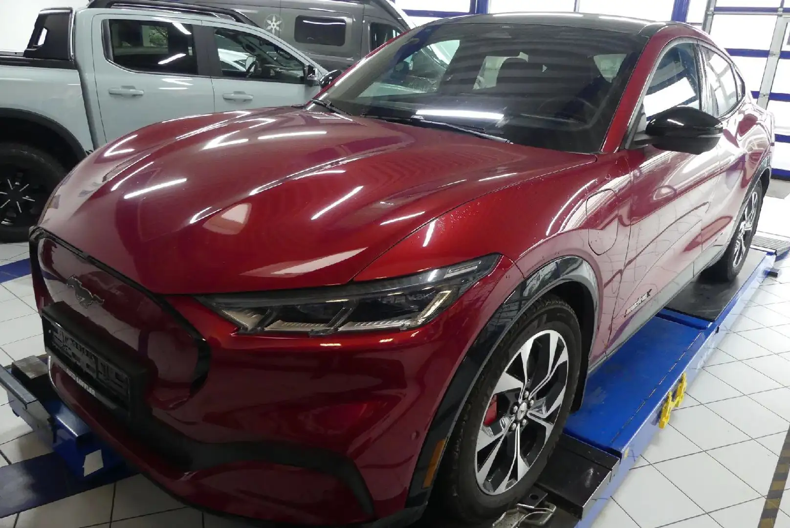 Ford Mustang Mach-E Premium AWD+99KW+Dach+Winter+LED+AHK+Garantie! Rouge - 1