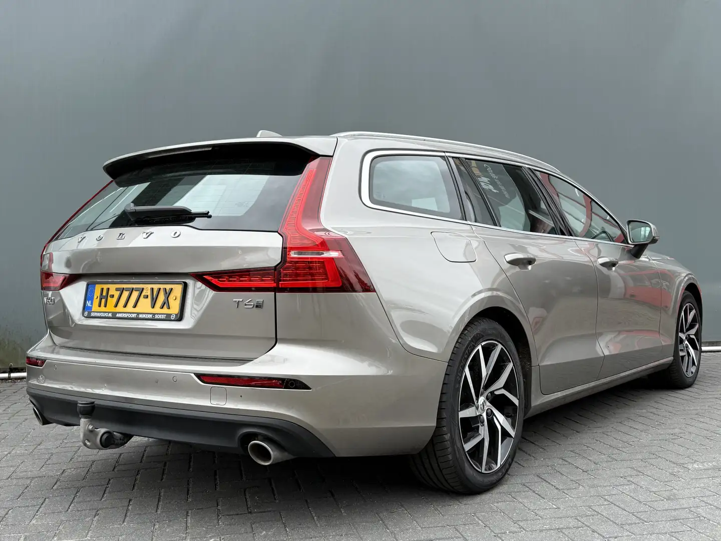 Volvo V60 BWJ 2020 2.0 T6 291 PK Twin Engine AWD Momentum Pr Gris - 2