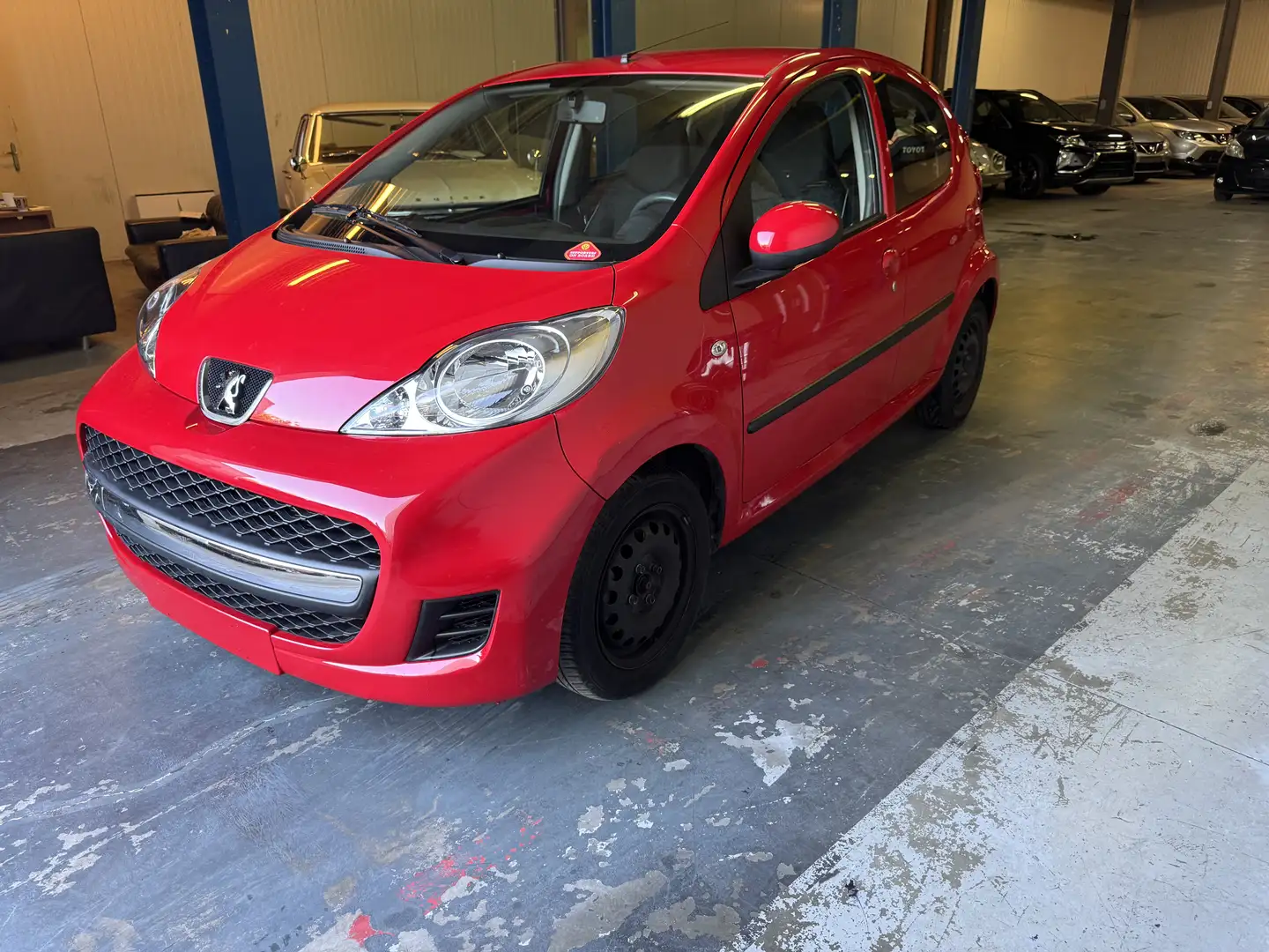 Peugeot 107 1.0i Trendy 2Tronic Rouge - 1