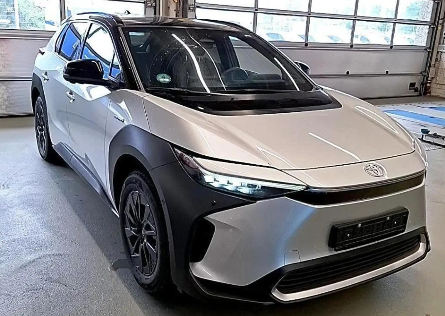Toyota bZ4X AWD ACC Pano JBL 360° Sitzklima Silber - 2