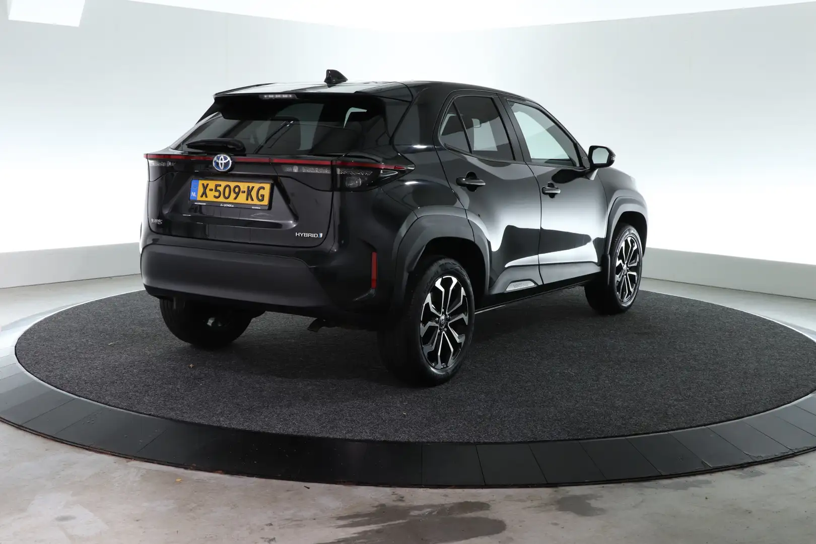 Toyota Yaris Cross 1.5 Hybrid Dynamic | CAMERA | CARPLAY | Zwart - 2