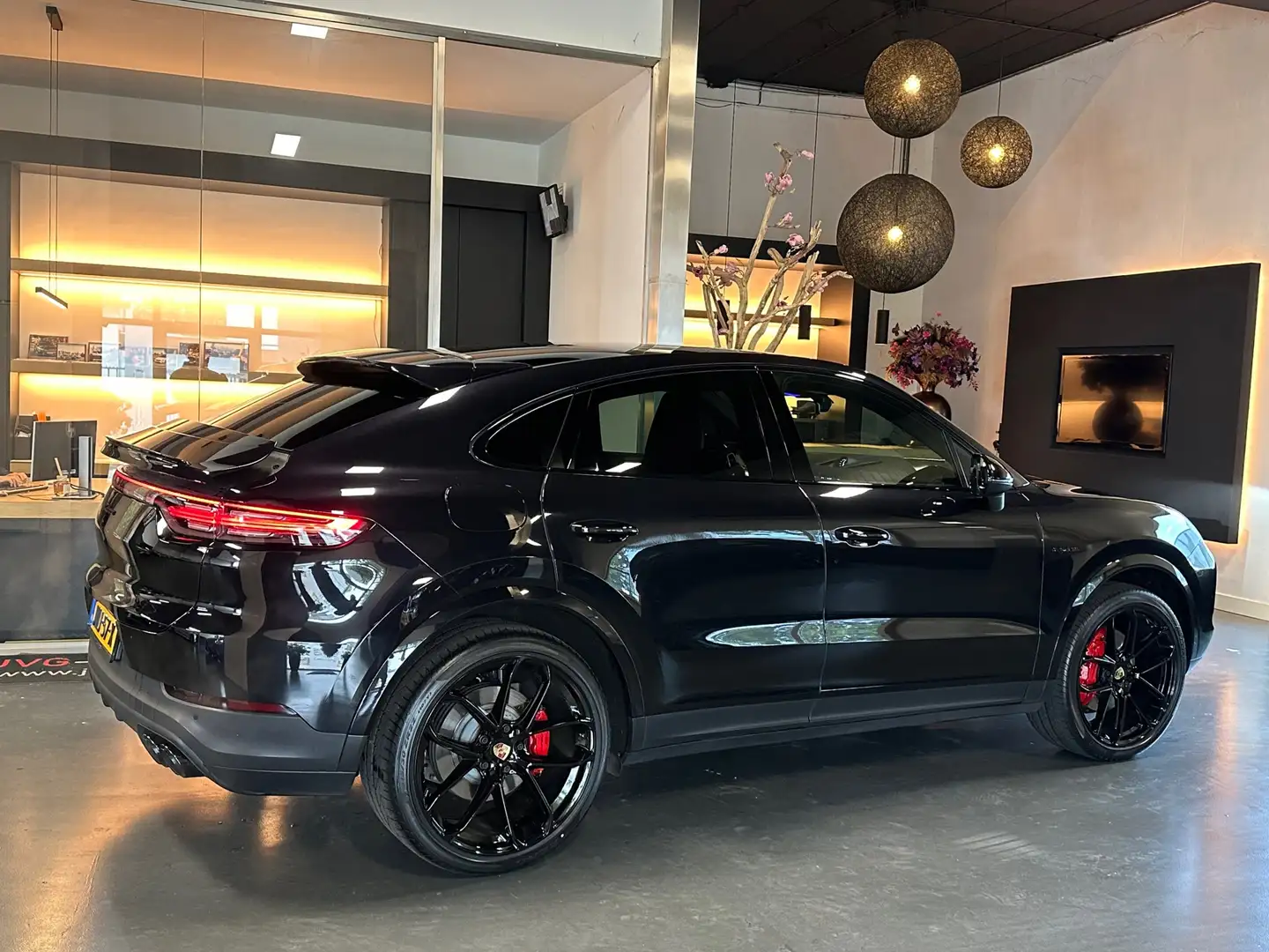 Porsche Cayenne Coupé 3.0 E-Hybrid 2021 garantie 462PK Zwart - 2