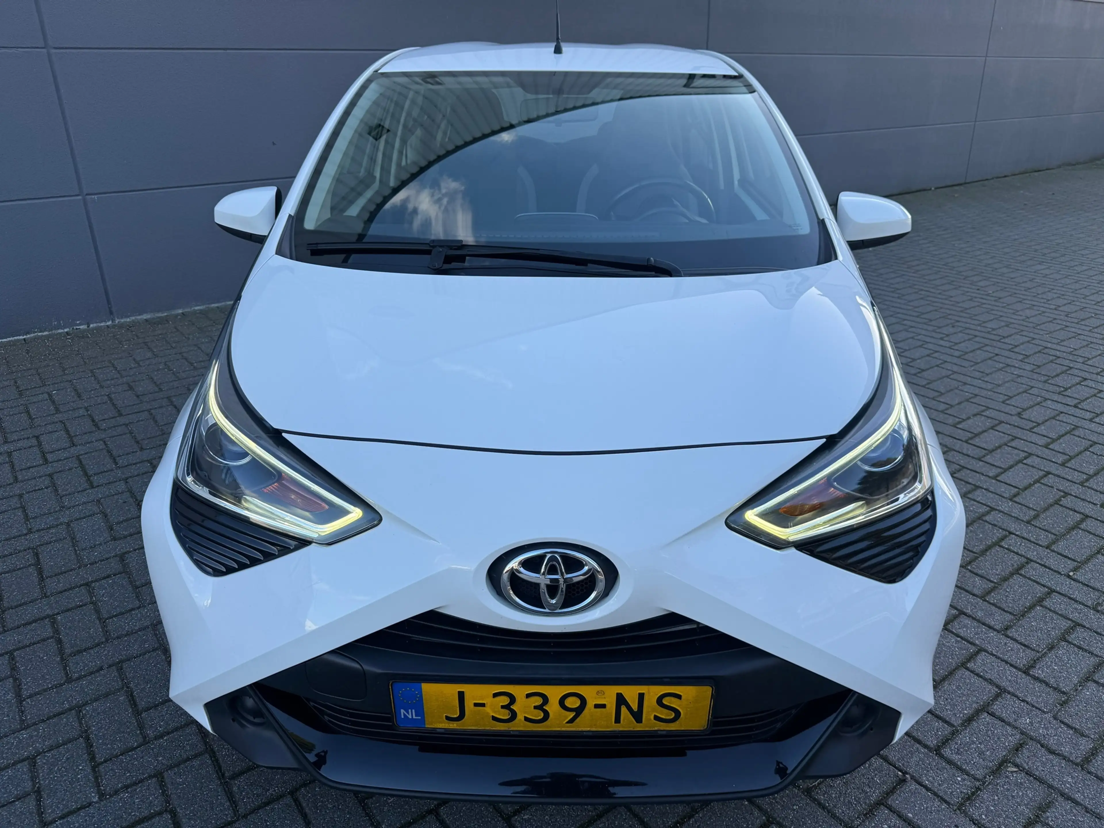Toyota Aygo 1.0 VVT-i x-play*CAMERA*NAVI*ELKT-RAAM*AIRCO*APK*N — photo 2