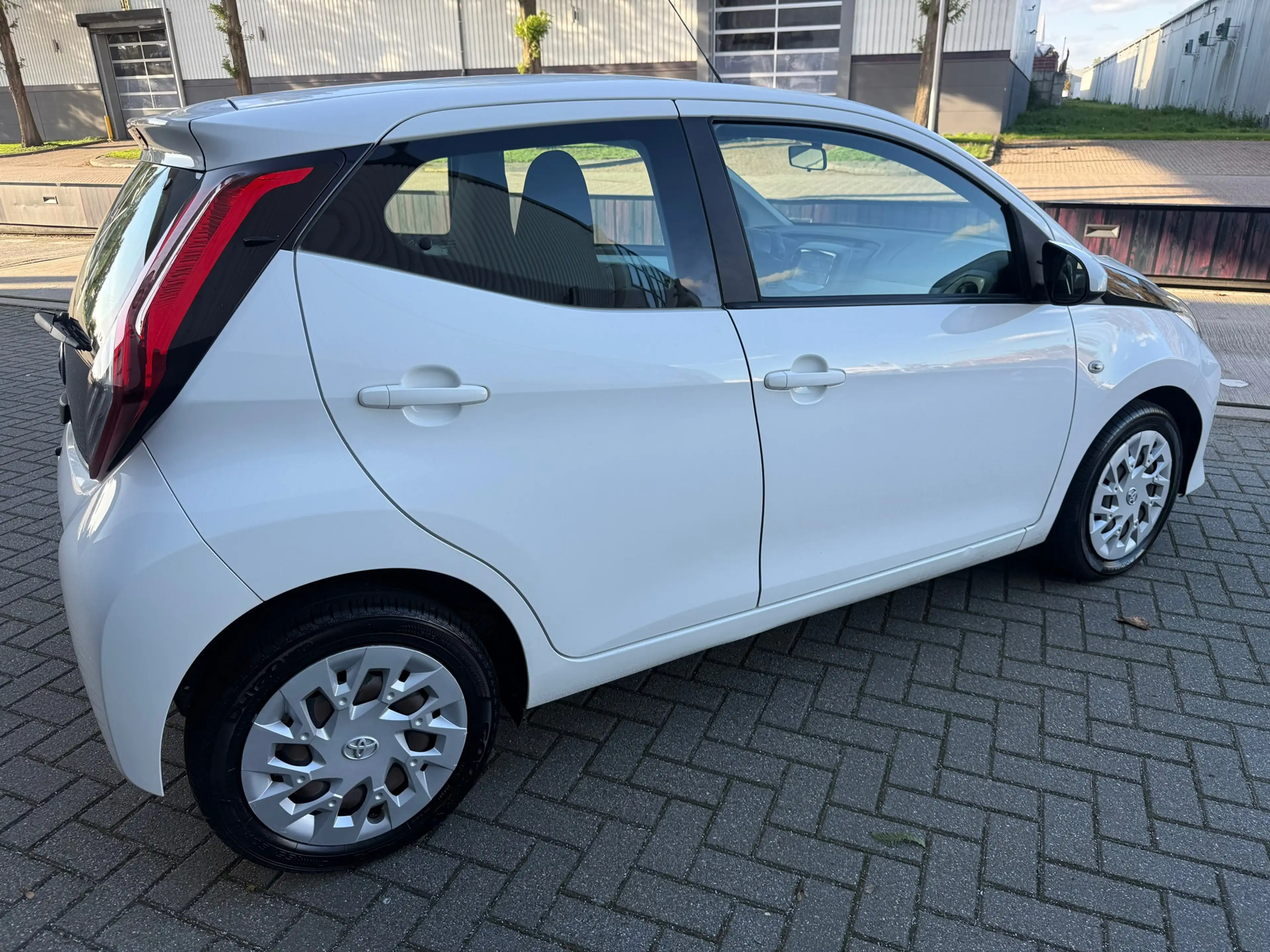 Toyota Aygo 1.0 VVT-i x-play*CAMERA*NAVI*ELKT-RAAM*AIRCO*APK*N — photo 5