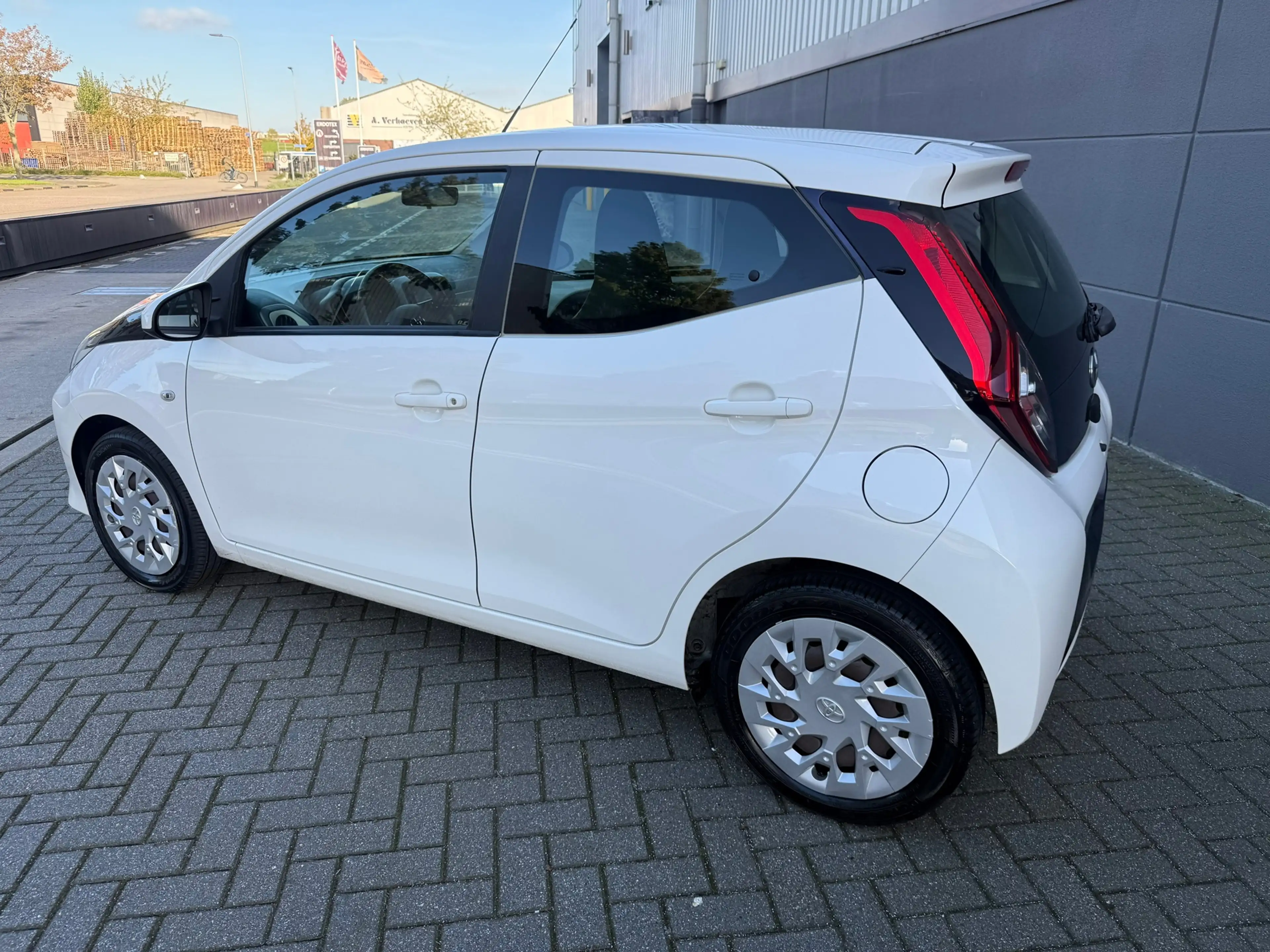 Toyota Aygo 1.0 VVT-i x-play*CAMERA*NAVI*ELKT-RAAM*AIRCO*APK*N — photo 8