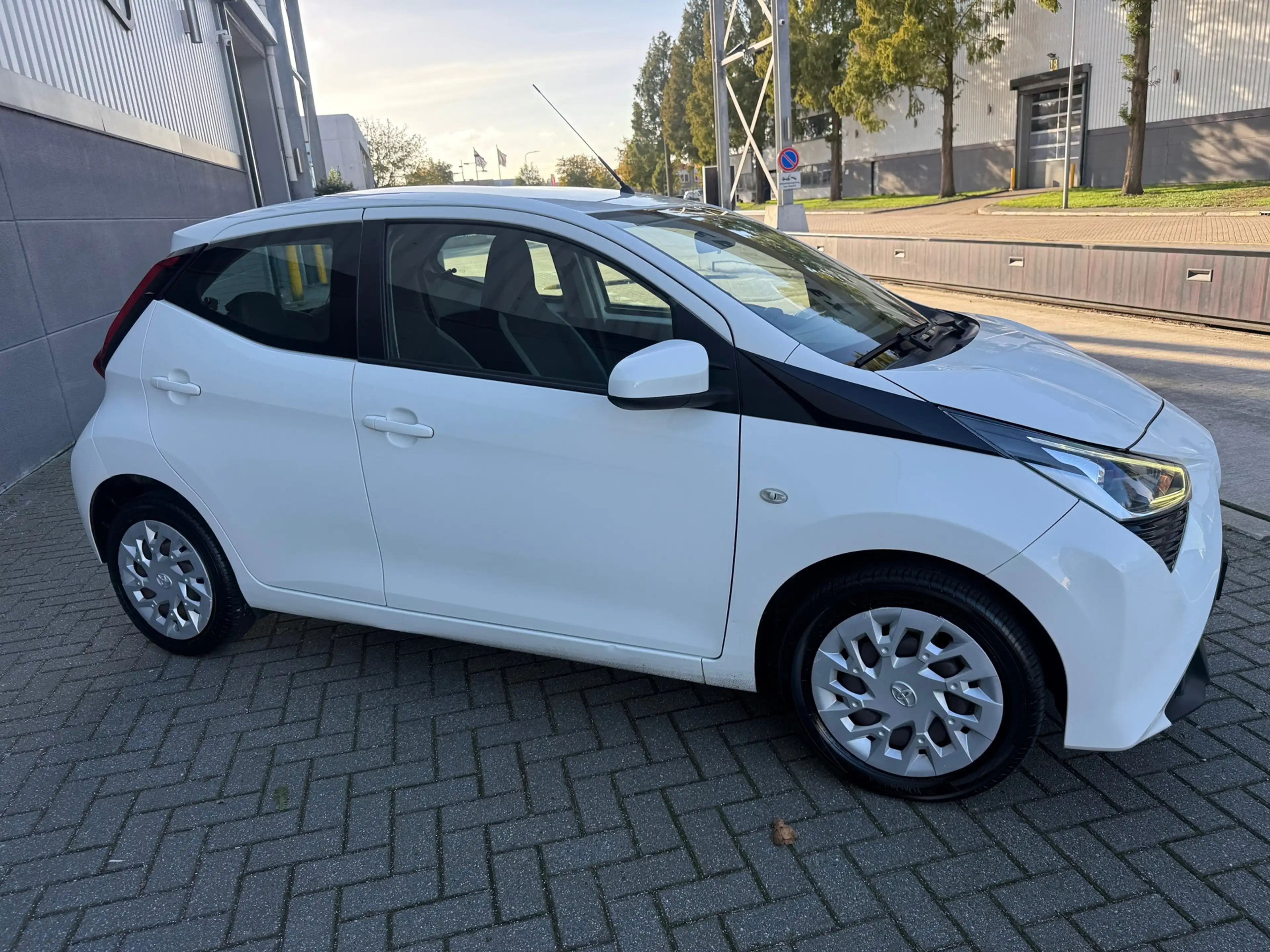 Toyota Aygo 1.0 VVT-i x-play*CAMERA*NAVI*ELKT-RAAM*AIRCO*APK*N — photo 4