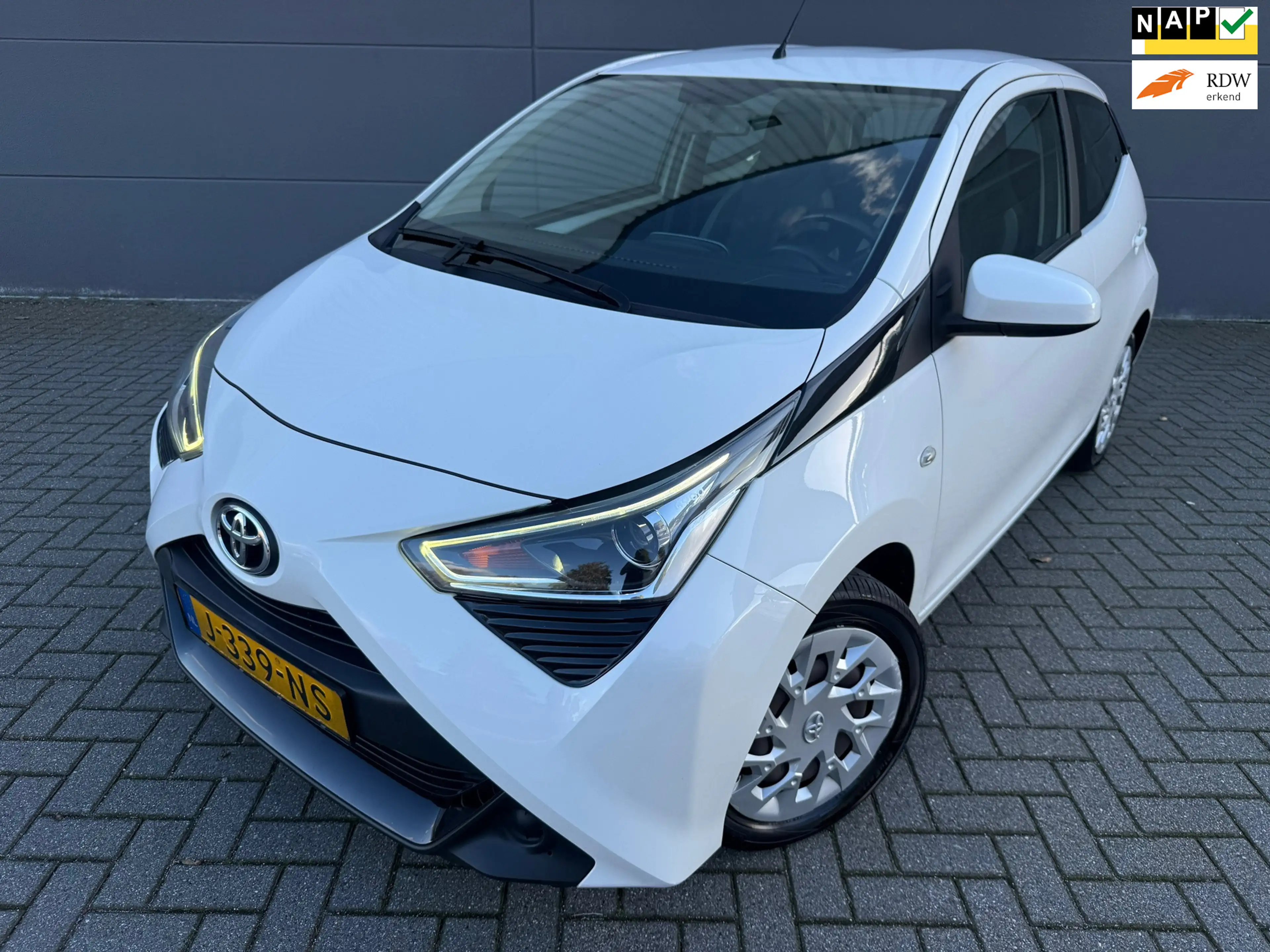 Toyota Aygo 1.0 VVT-i x-play*CAMERA*NAVI*ELKT-RAAM*AIRCO*APK*N