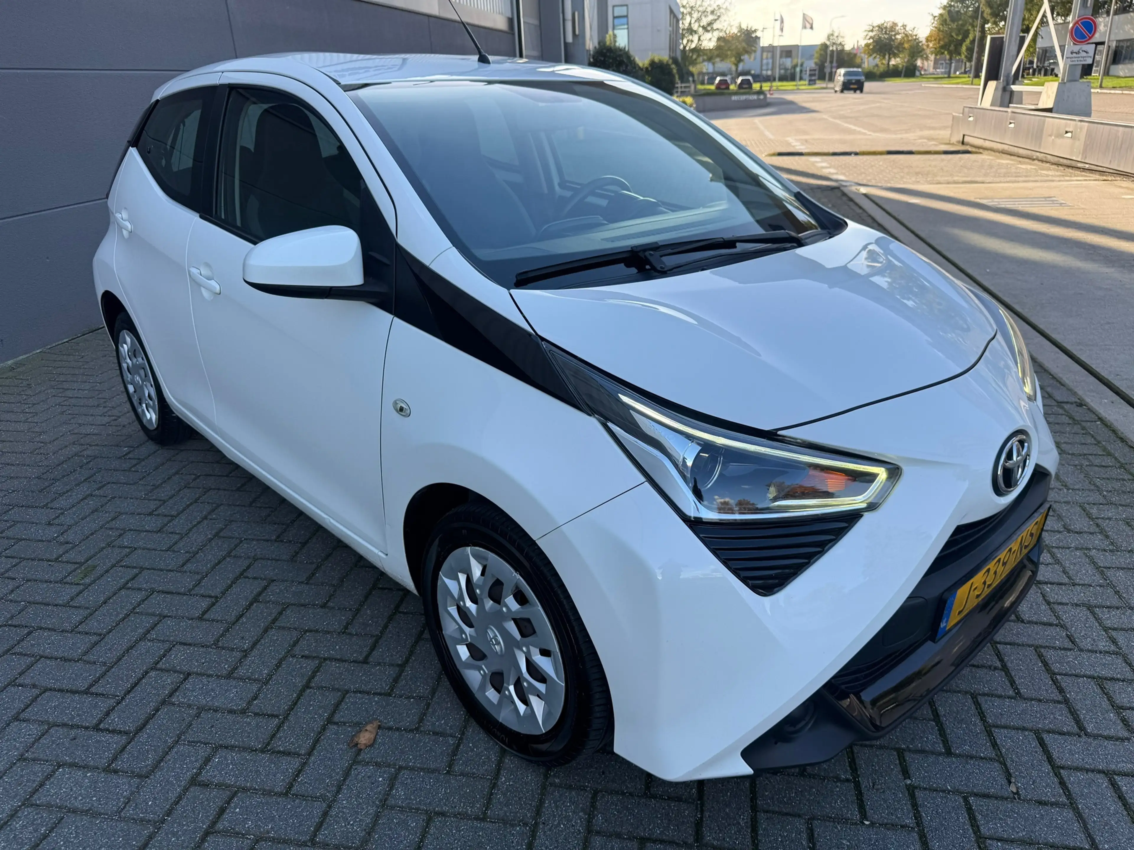 Toyota Aygo 1.0 VVT-i x-play*CAMERA*NAVI*ELKT-RAAM*AIRCO*APK*N — photo 3