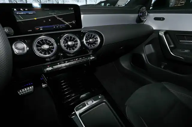 Mercedes-Benz Cla view 10