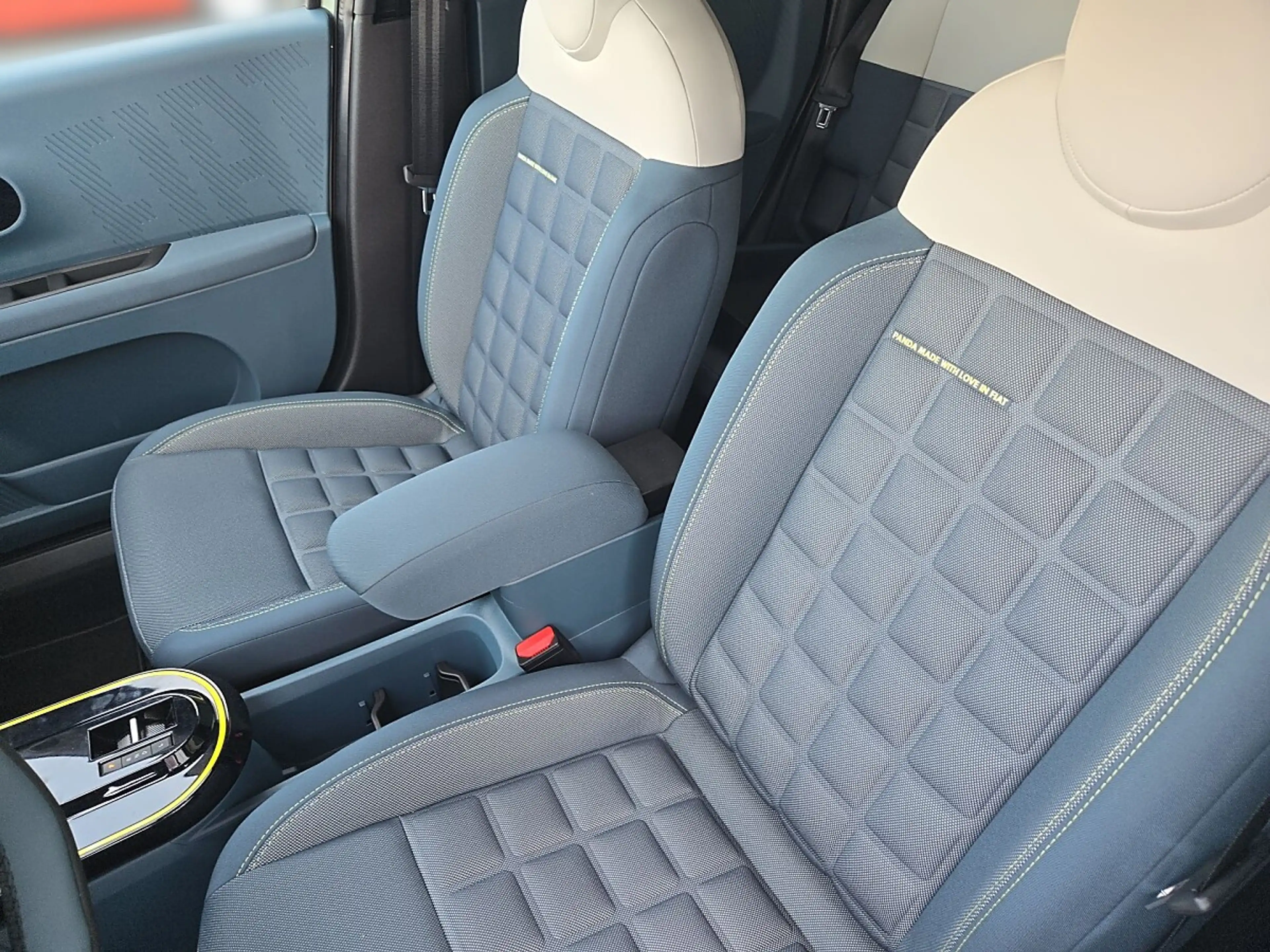Fiat Grande Panda Hybrid mHEV 110 6-Gang eDCT La Prima — photo 11
