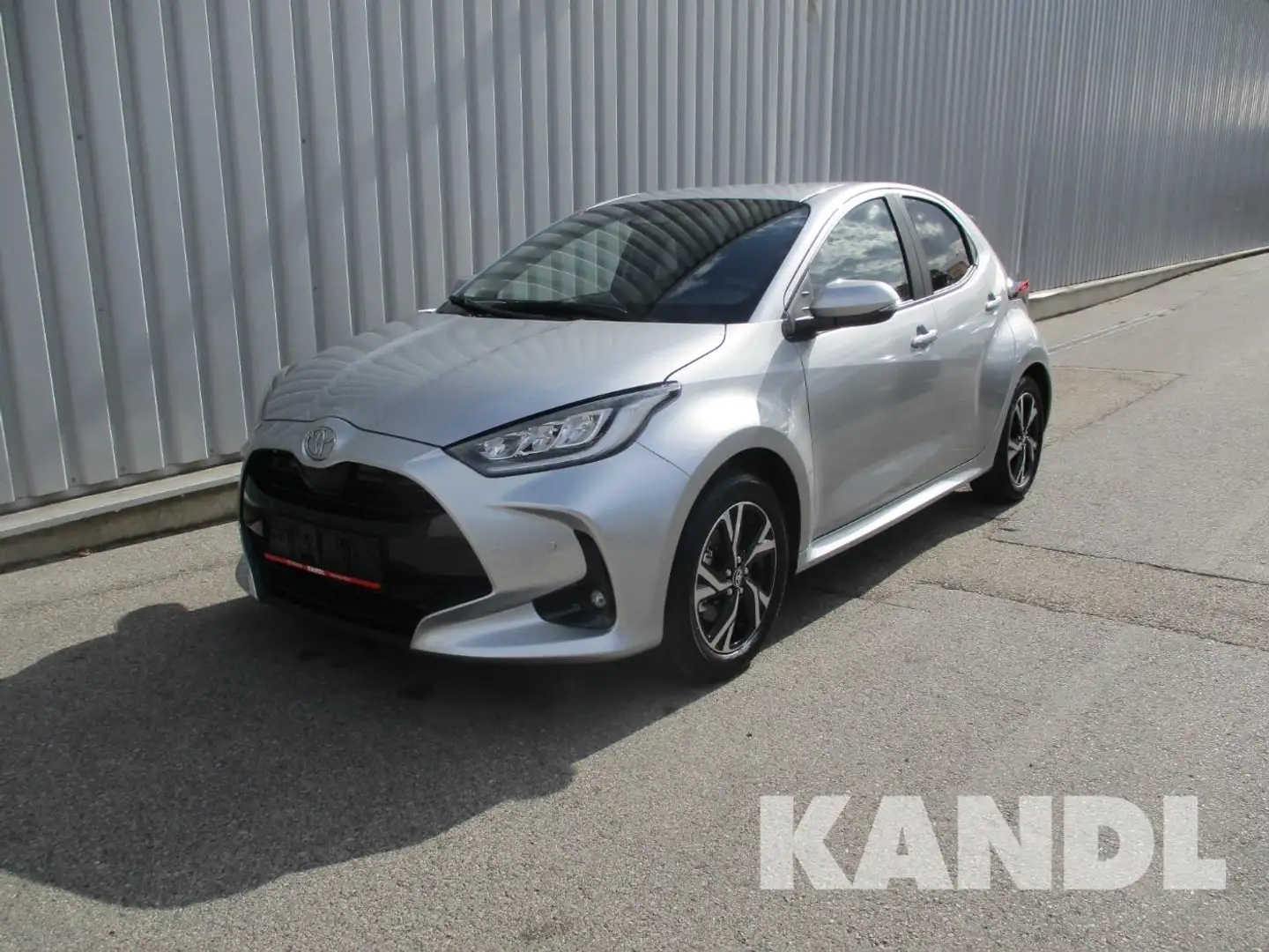 Toyota Yaris 1.5 VVT-i Hybrid Active Drive Silber - 1