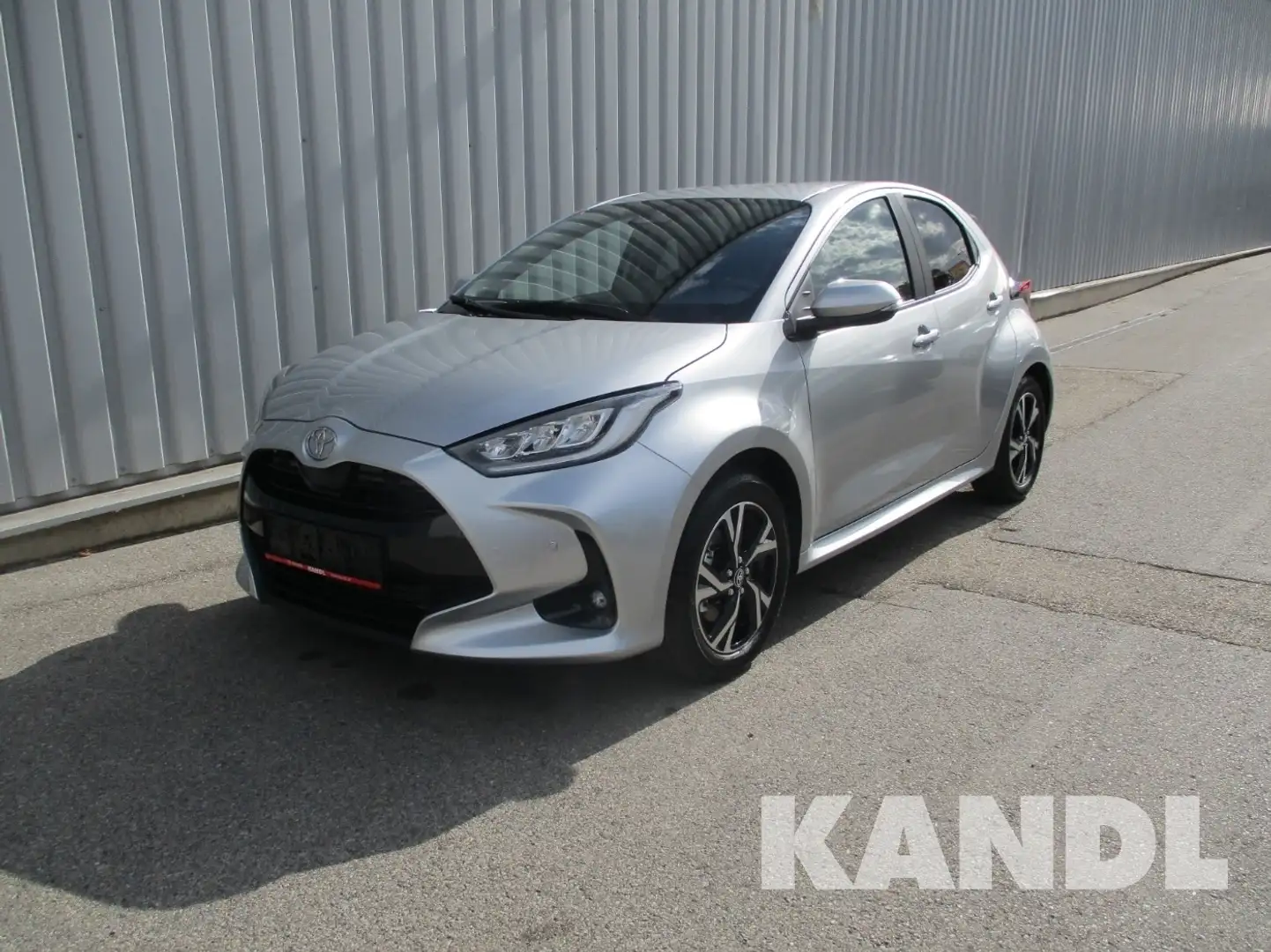 Toyota Yaris 1.5 VVT-i Hybrid Active Drive Silber - 1