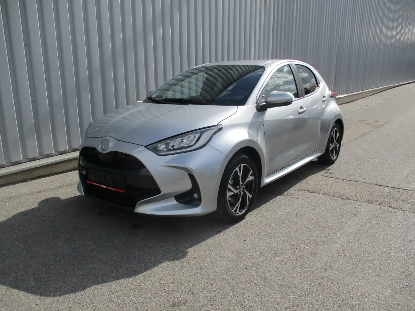 Toyota Yaris 1.5 VVT-i Hybrid Active Drive Silber - 2