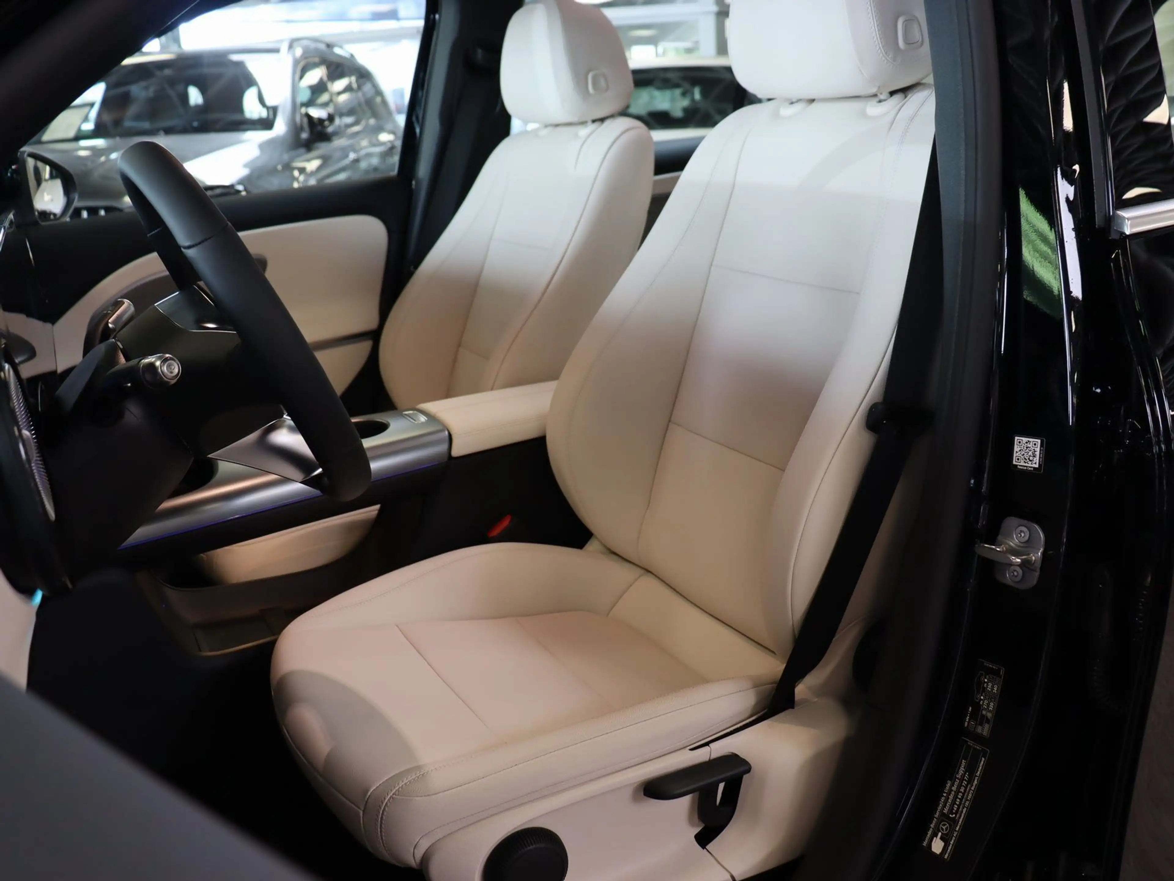 Mercedes-Benz GLB 250 + EQ Advanced-Plus/AHK/Pano/Distronic — photo 11