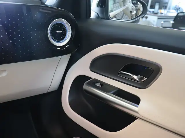 Mercedes-Benz GLB view 16