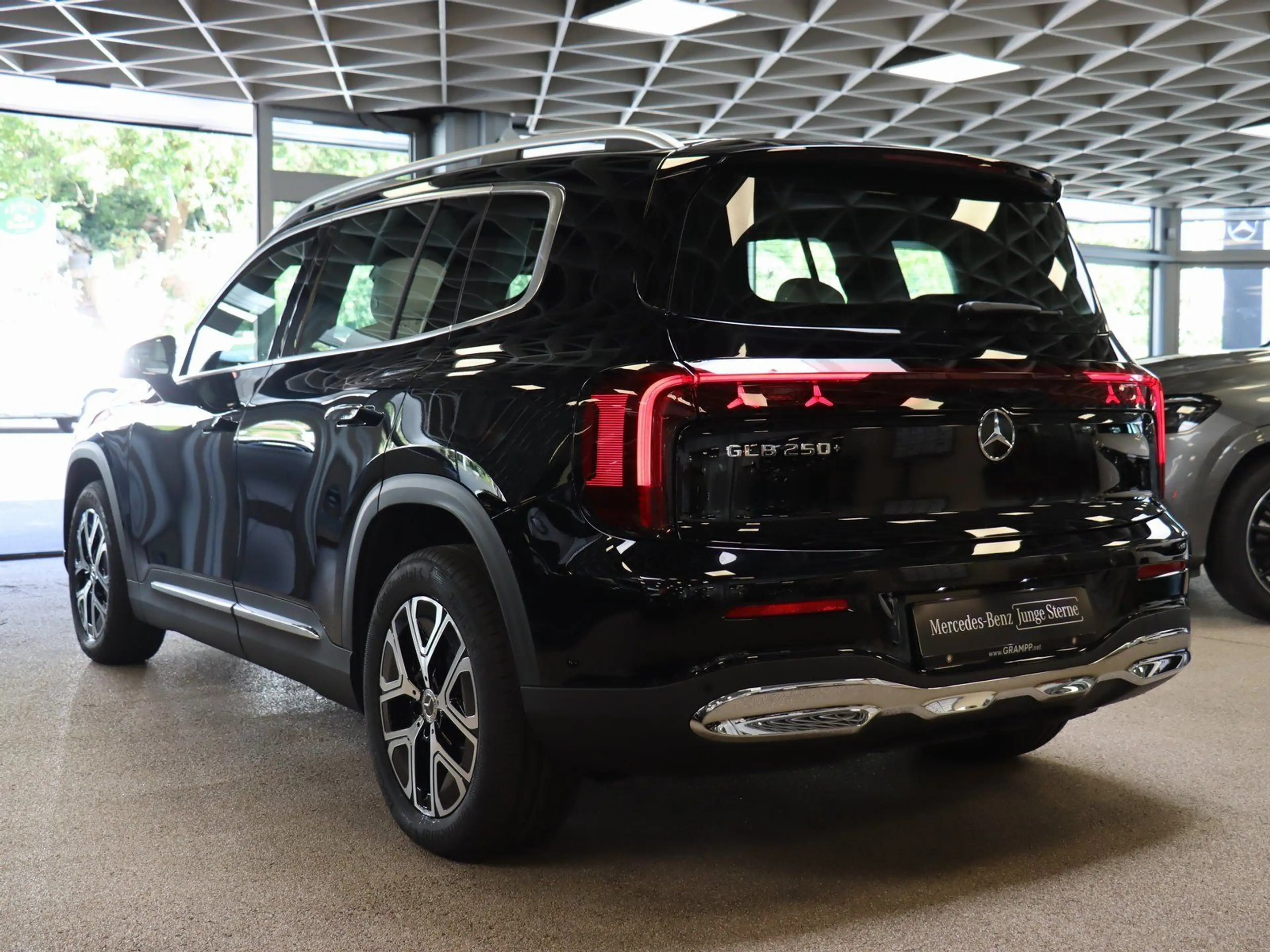 Mercedes-Benz GLB 250 + EQ Advanced-Plus/AHK/Pano/Distronic — photo 7