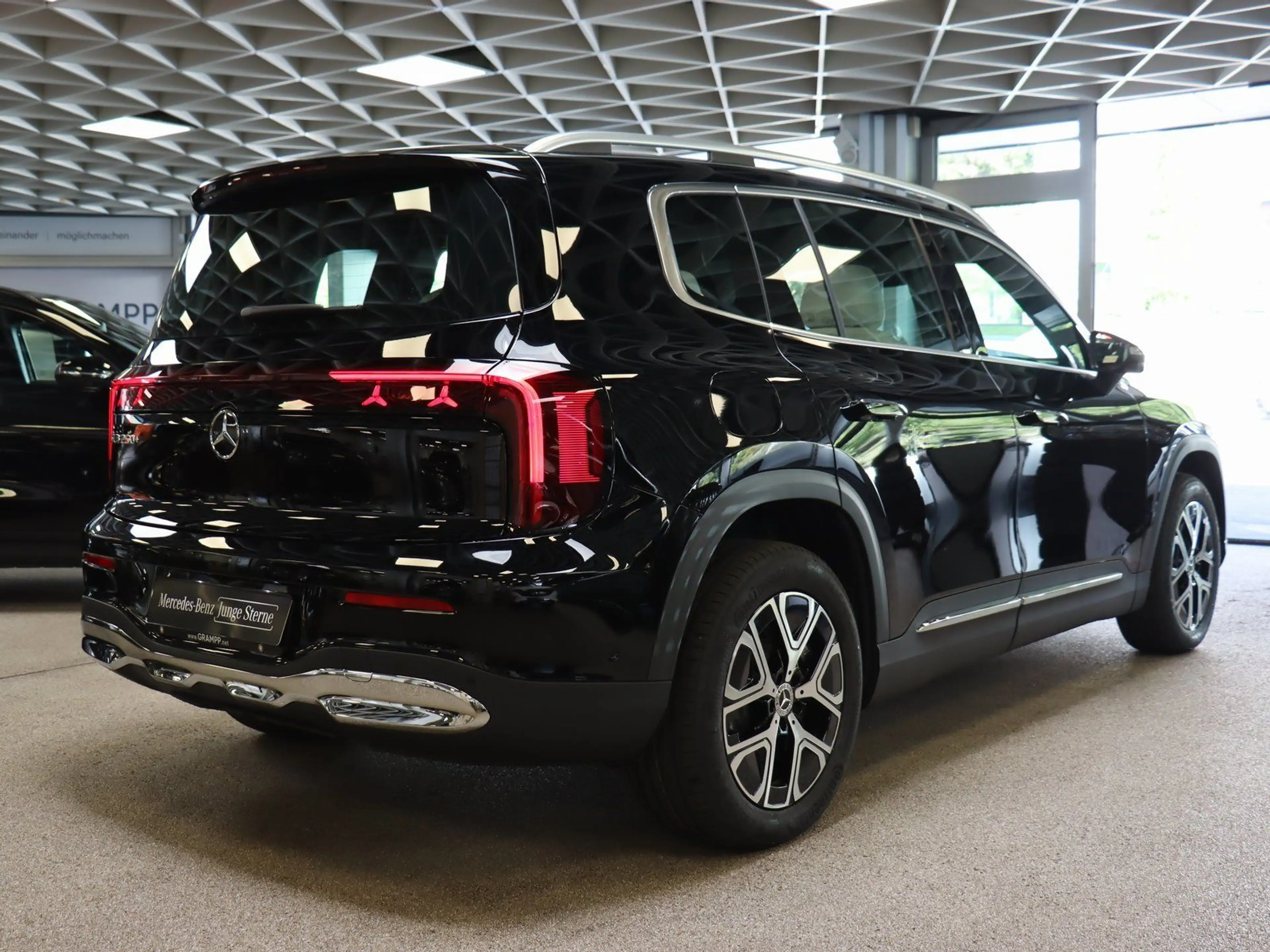 Mercedes-Benz GLB 250 + EQ Advanced-Plus/AHK/Pano/Distronic — photo 5