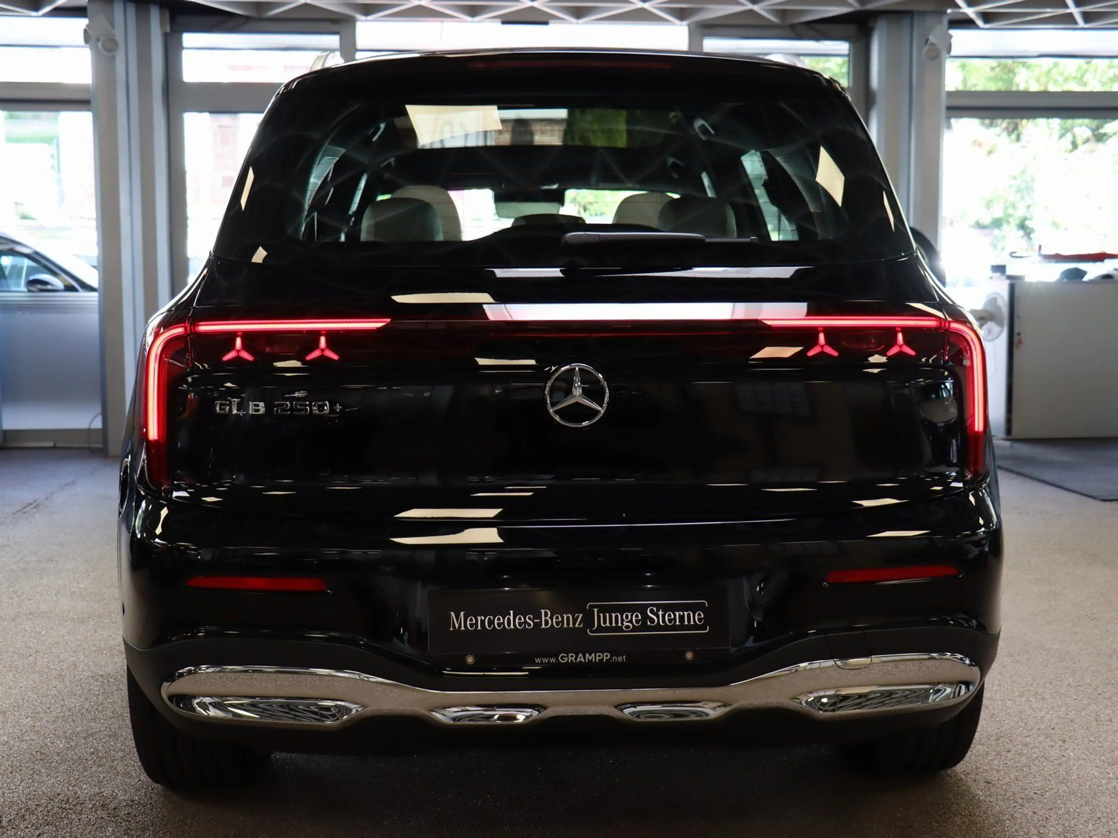 Mercedes-Benz GLB 250 + EQ Advanced-Plus/AHK/Pano/Distronic — photo 6