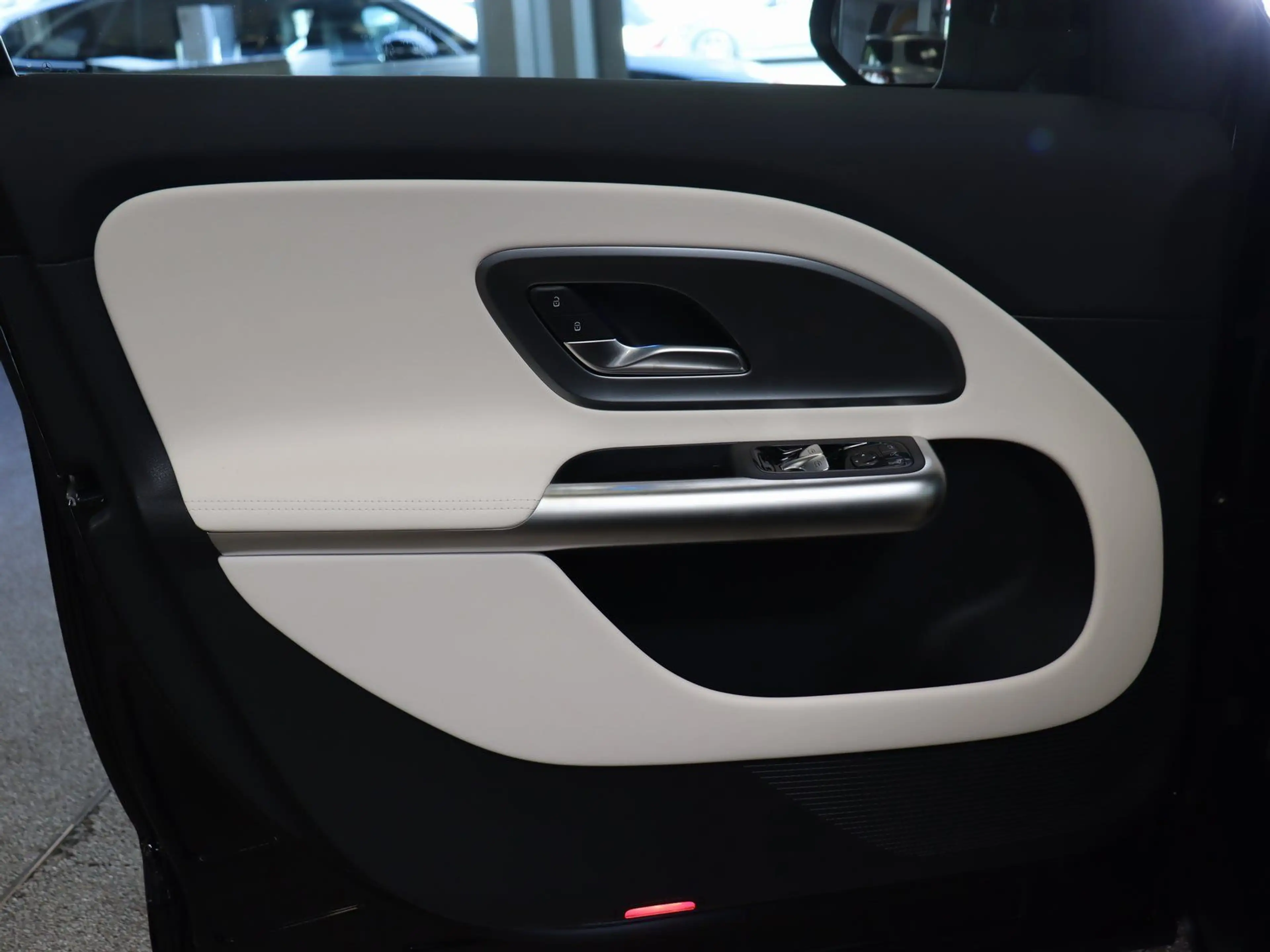 Mercedes-Benz GLB 250 + EQ Advanced-Plus/AHK/Pano/Distronic — photo 10