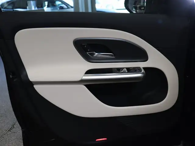 Mercedes-Benz GLB view 10