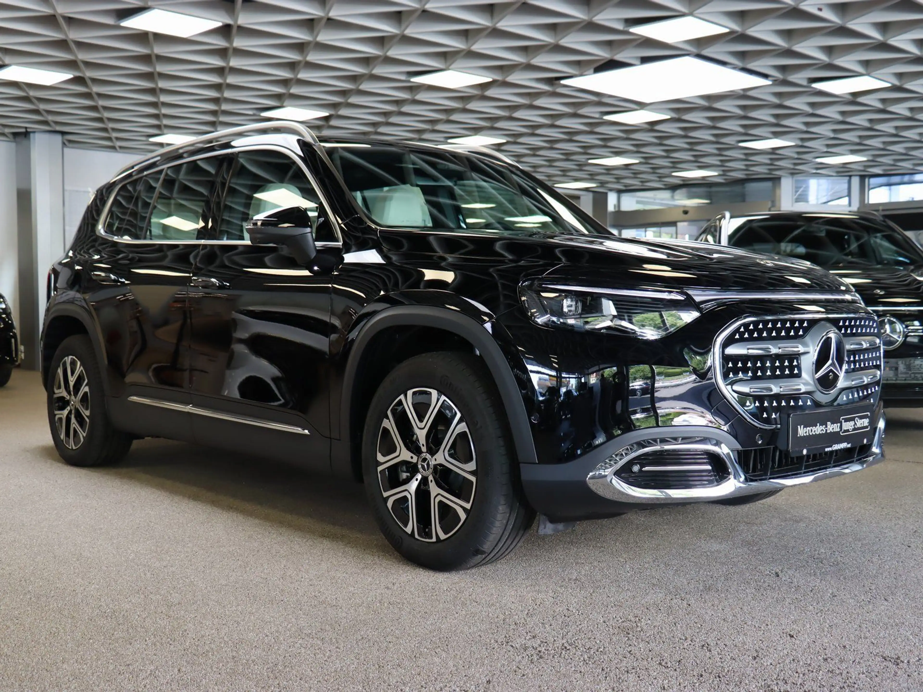 Mercedes-Benz GLB 250 + EQ Advanced-Plus/AHK/Pano/Distronic — photo 4