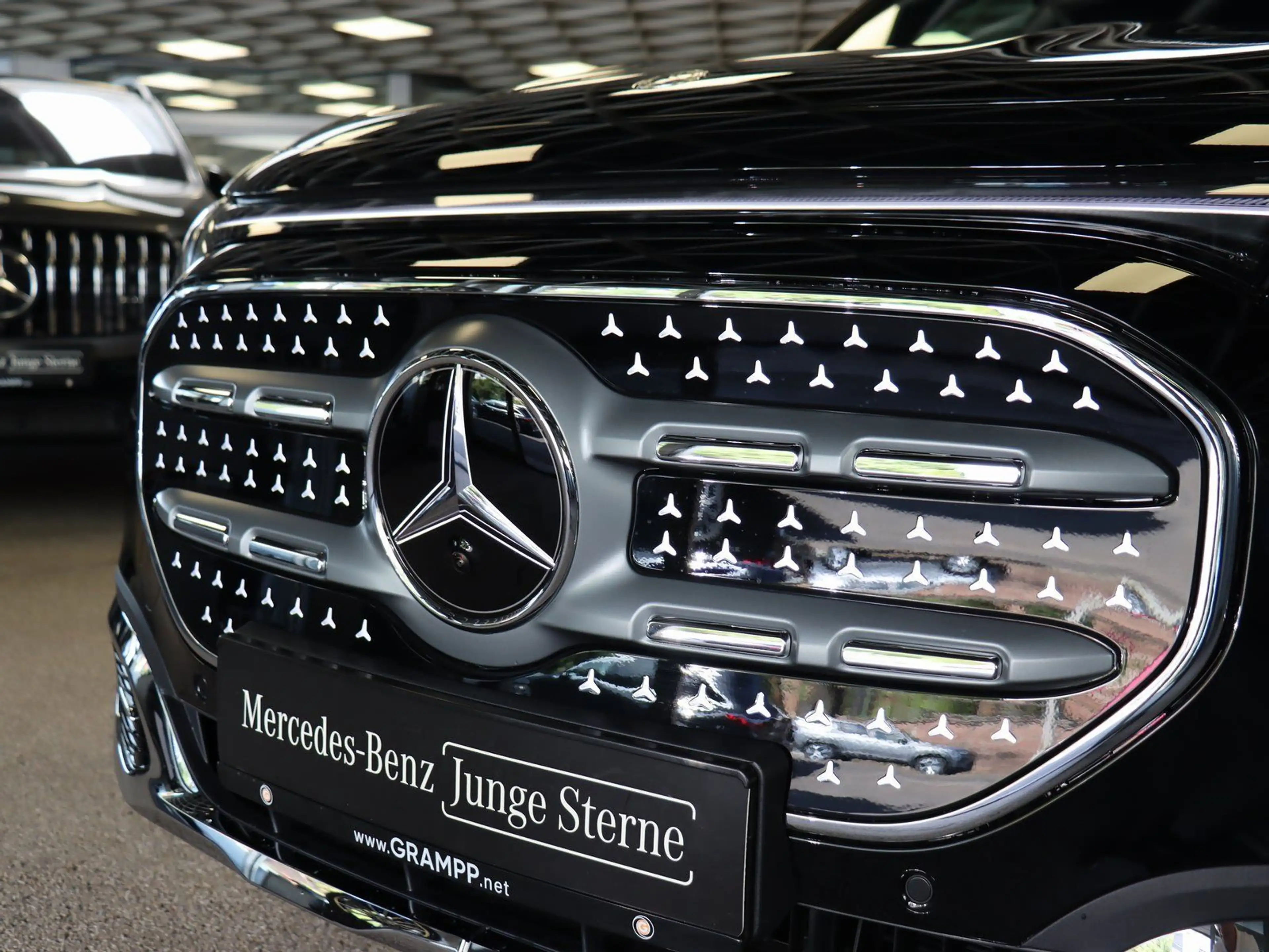 Mercedes-Benz GLB 250 + EQ Advanced-Plus/AHK/Pano/Distronic — photo 3