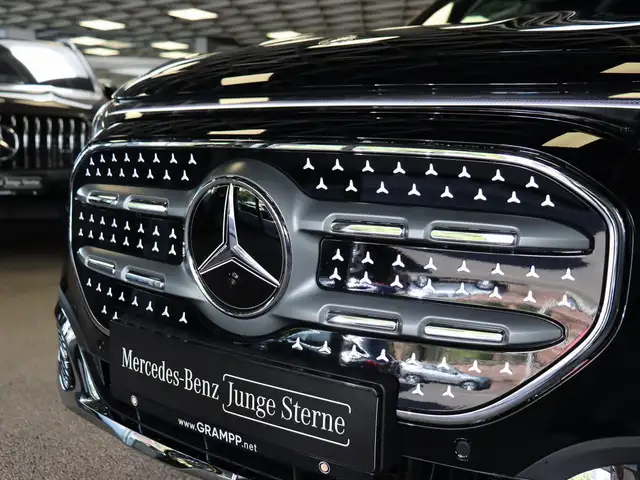 Mercedes-Benz GLB view 3