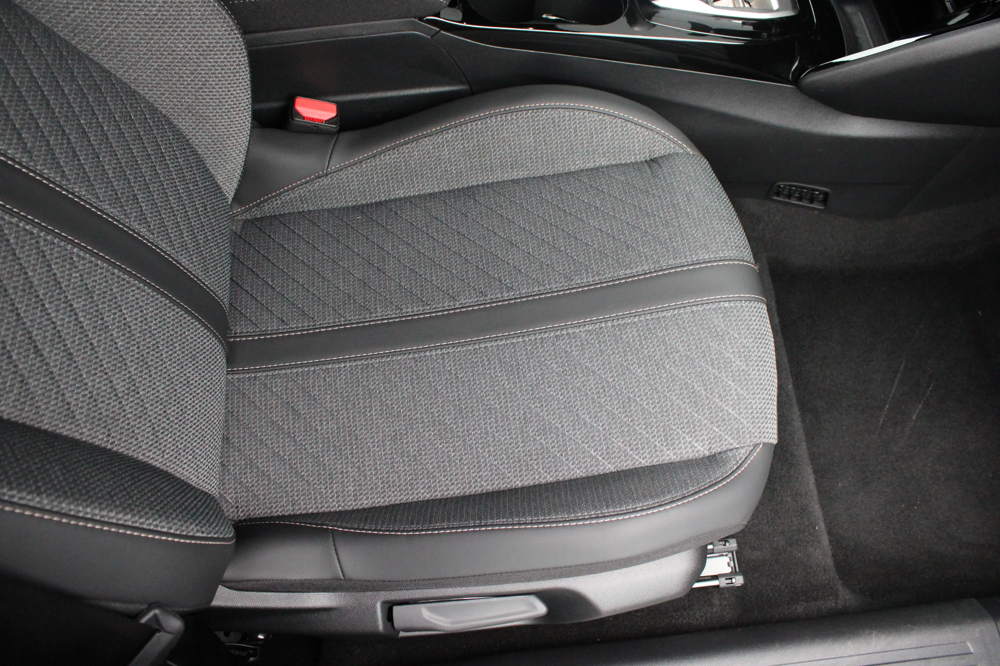 Peugeot e-2008 EV Allure Avantage 54 kWh | SOH 97% | Fase 3 laden — photo 5