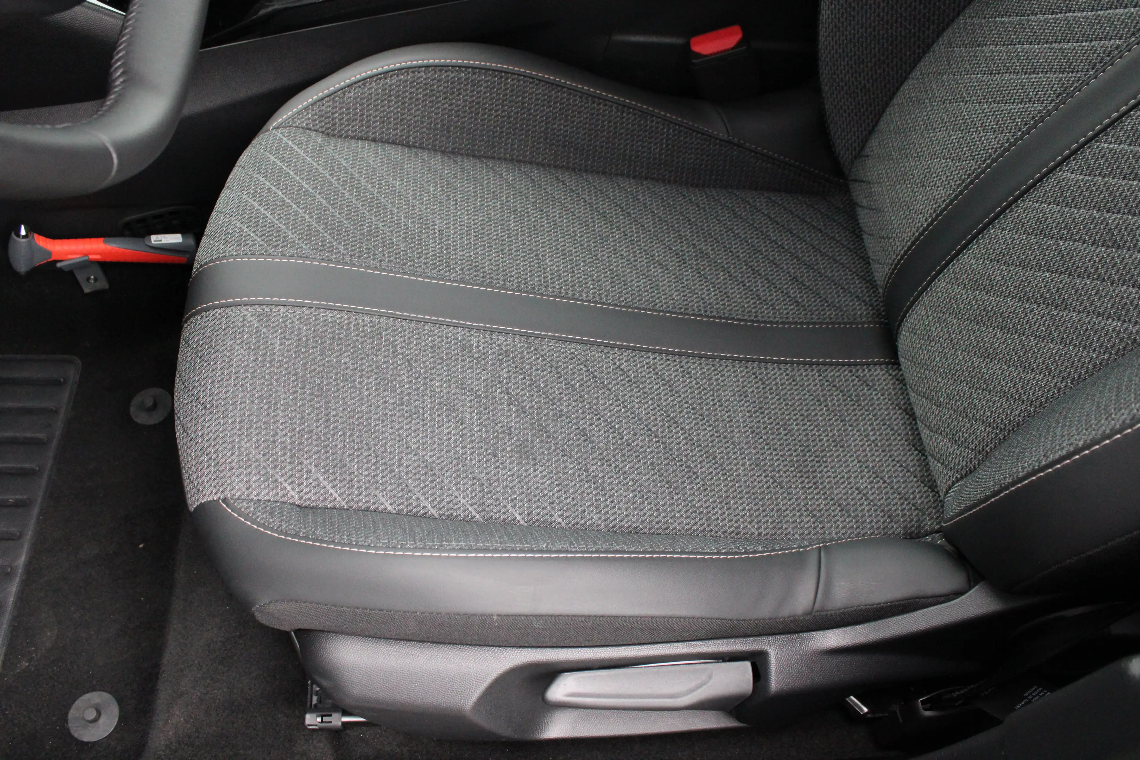 Peugeot e-2008 EV Allure Avantage 54 kWh | SOH 97% | Fase 3 laden — photo 21