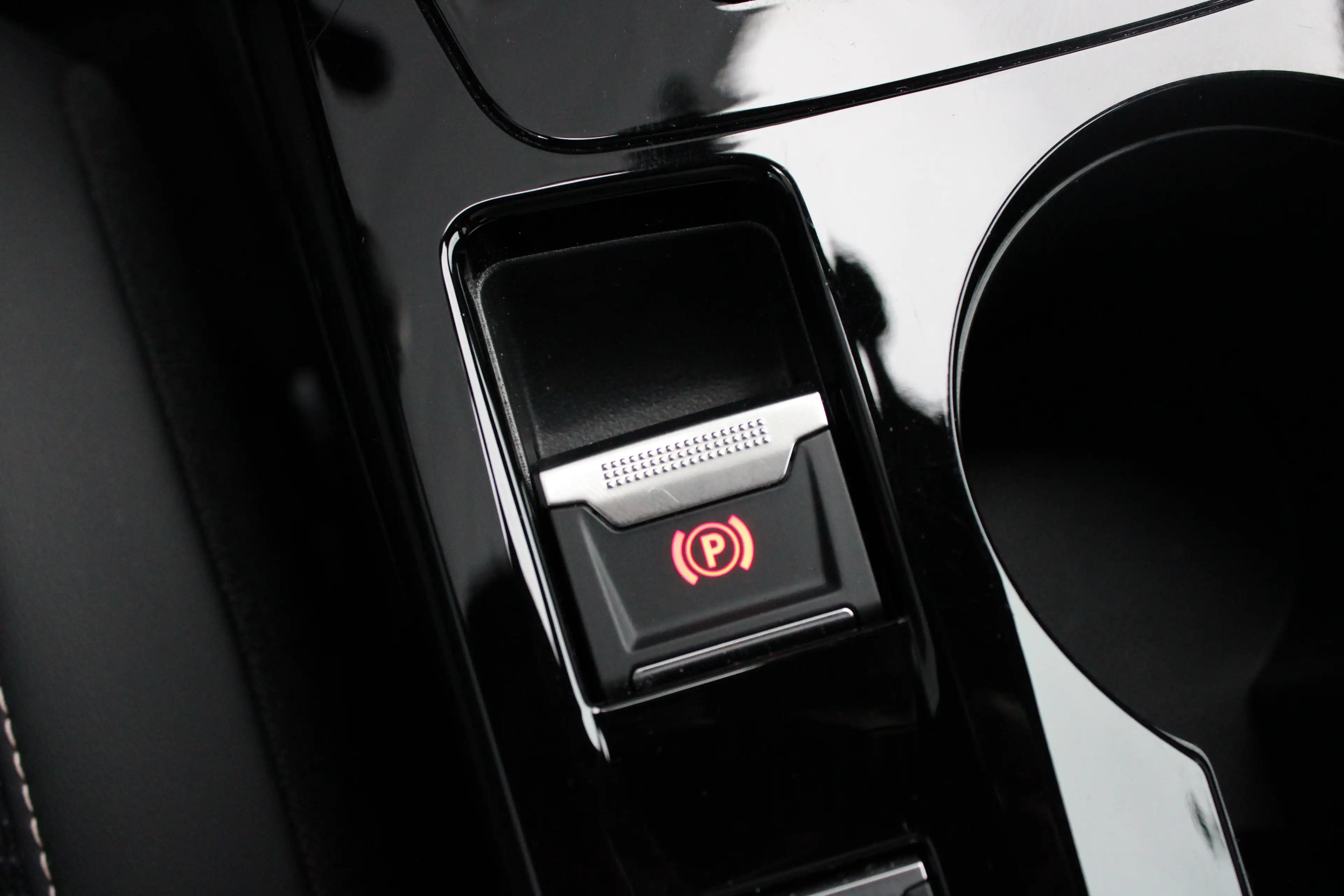Peugeot e-2008 EV Allure Avantage 54 kWh | SOH 97% | Fase 3 laden — photo 34