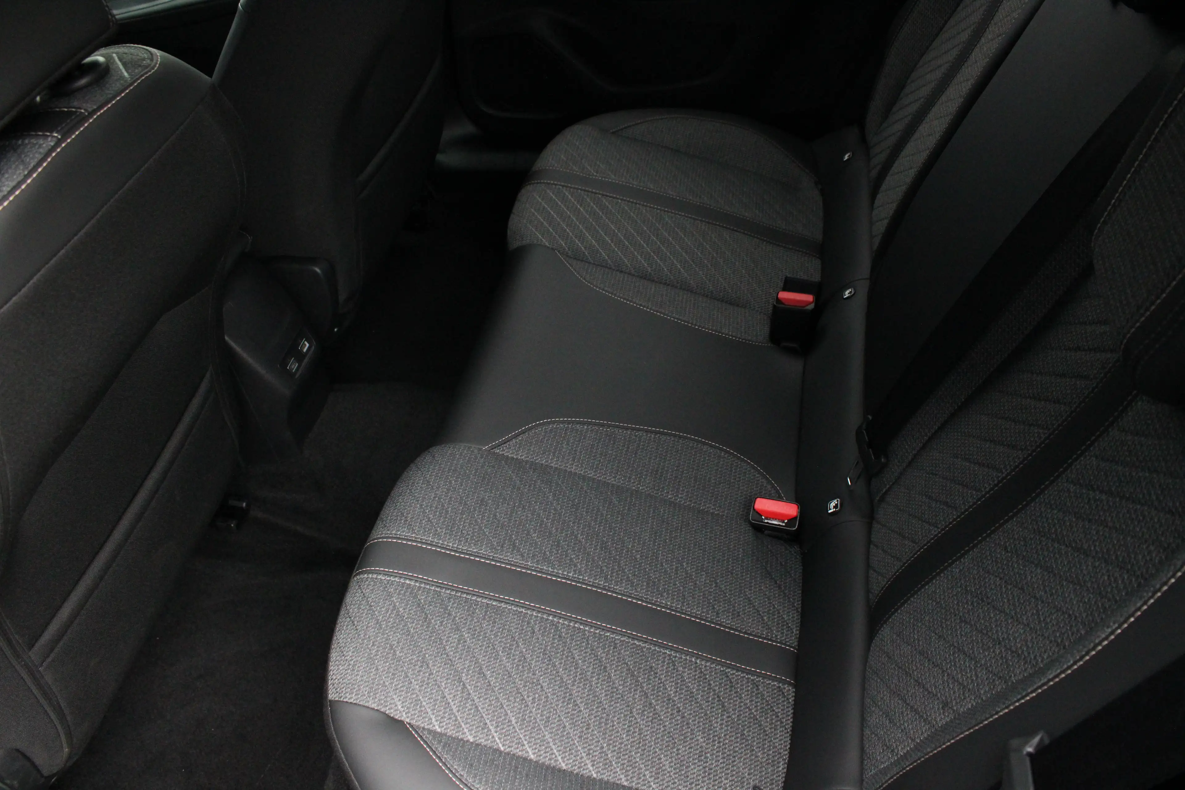 Peugeot e-2008 EV Allure Avantage 54 kWh | SOH 97% | Fase 3 laden — photo 14