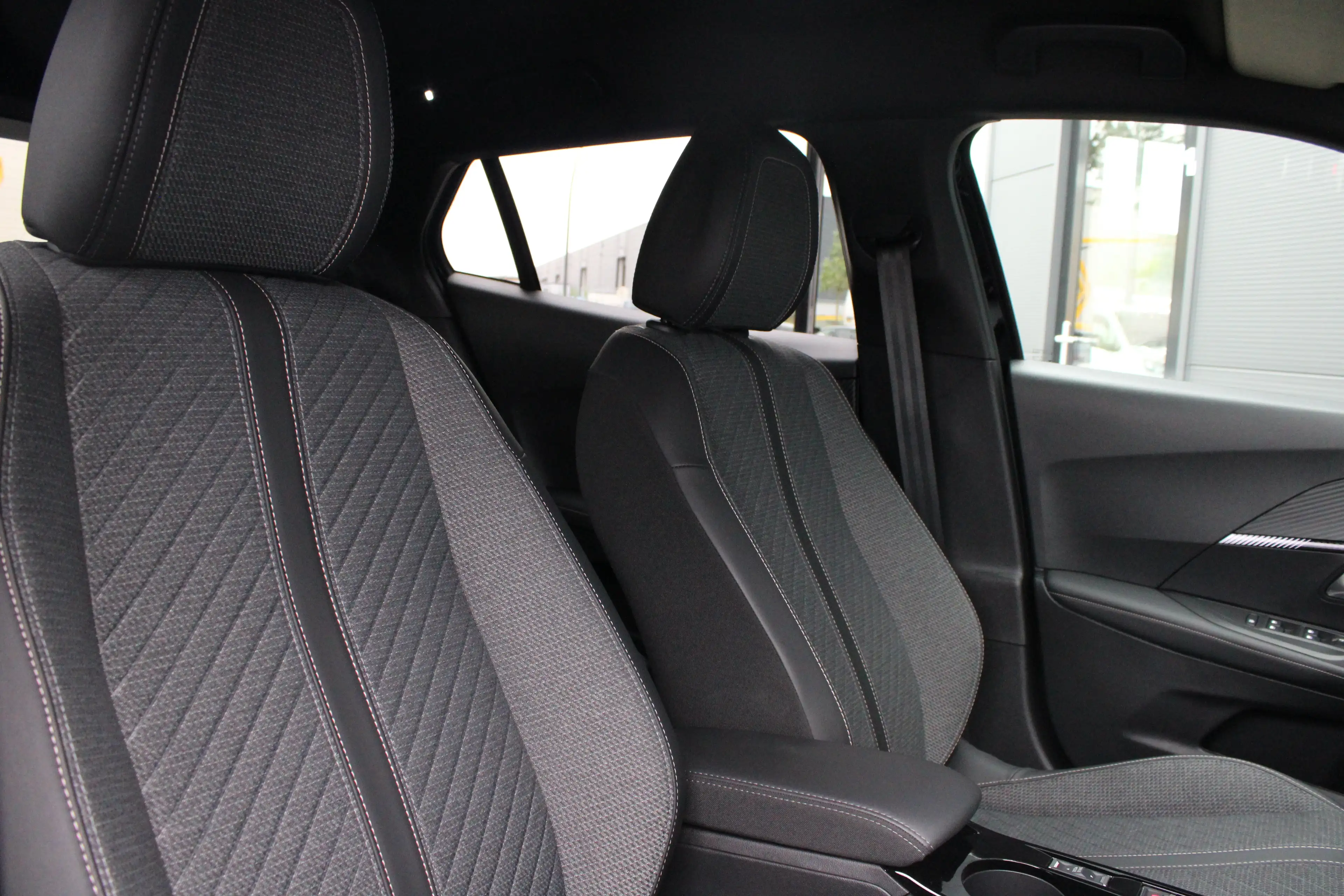 Peugeot e-2008 EV Allure Avantage 54 kWh | SOH 97% | Fase 3 laden — photo 4