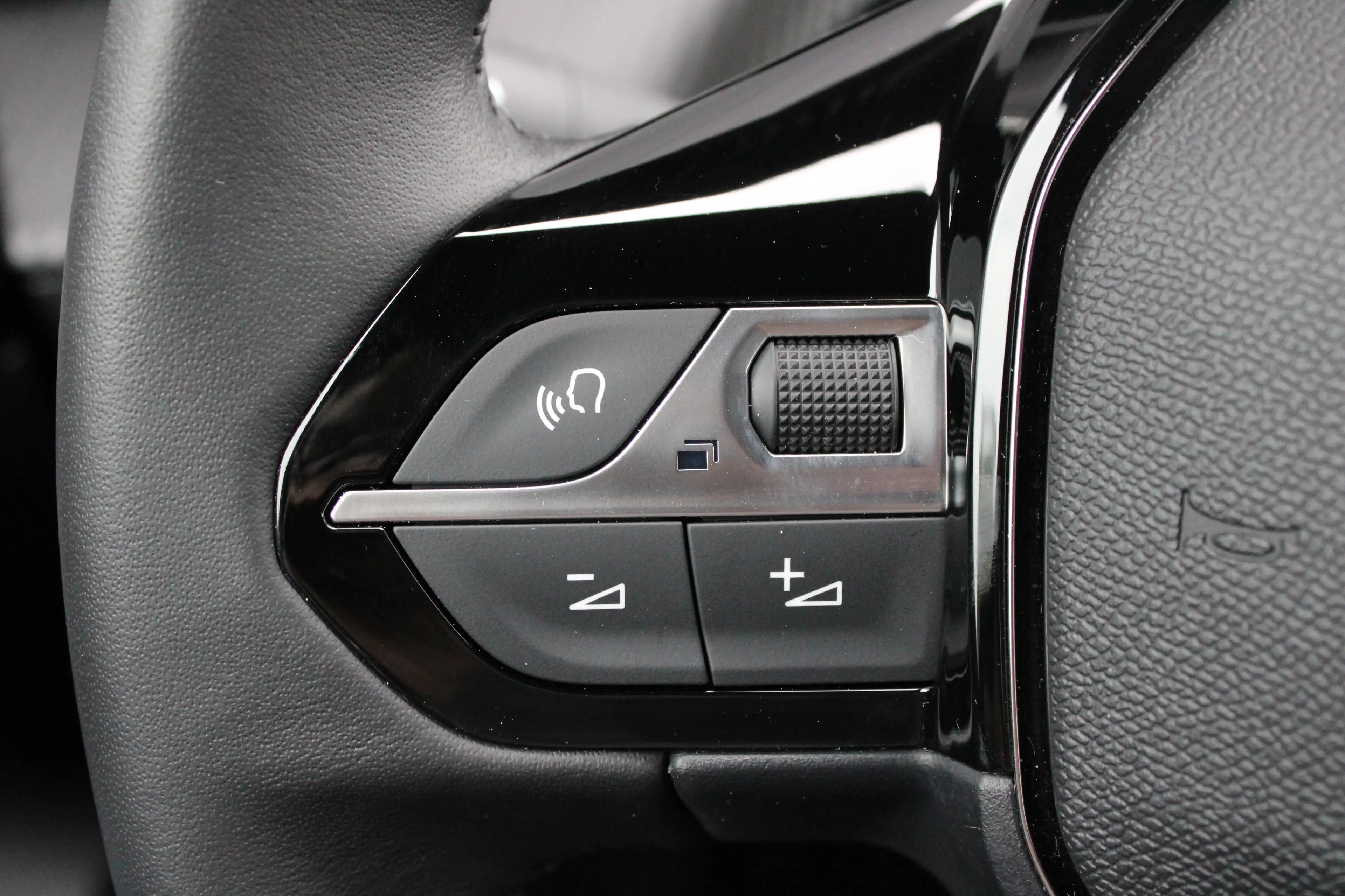 Peugeot e-2008 EV Allure Avantage 54 kWh | SOH 97% | Fase 3 laden — photo 24